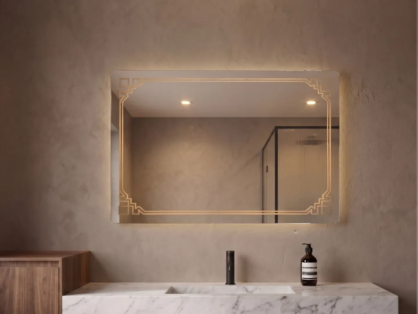 Greca 70 — Espejo LED rectangular horizontal de 70 × 50 cm con grecas — luz cálida