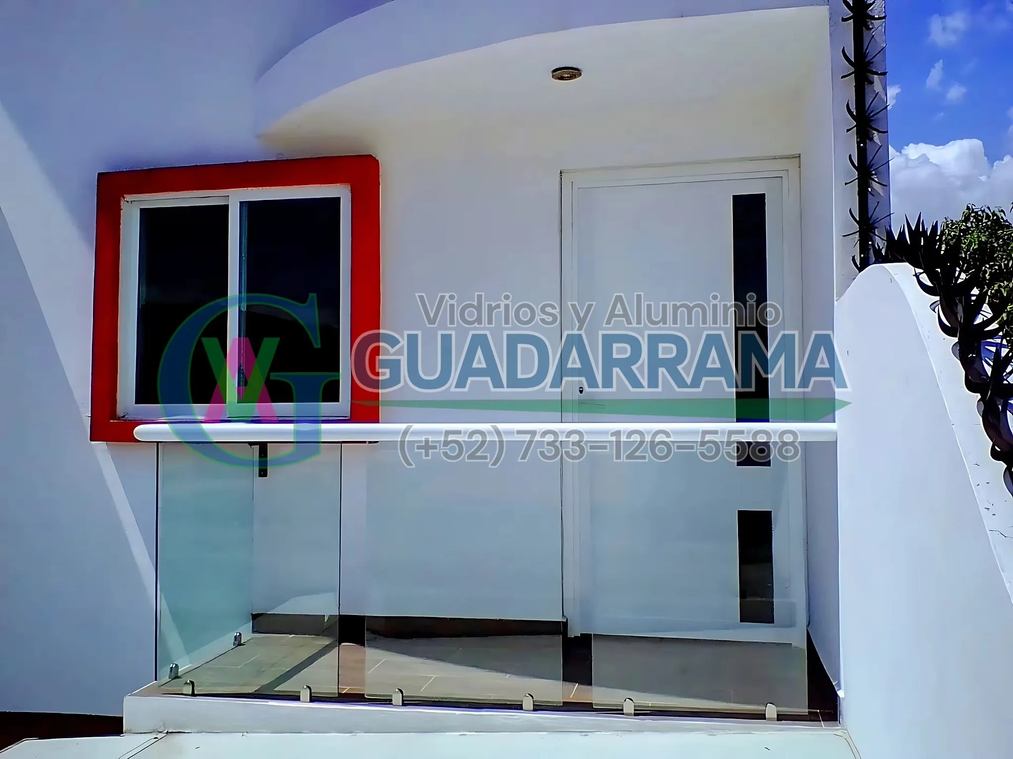 Este barandal en blanco con vidrio templado de seguridad combina la firmeza que tu espacio requiere con un diseño limpio que no interrumpe la vista.