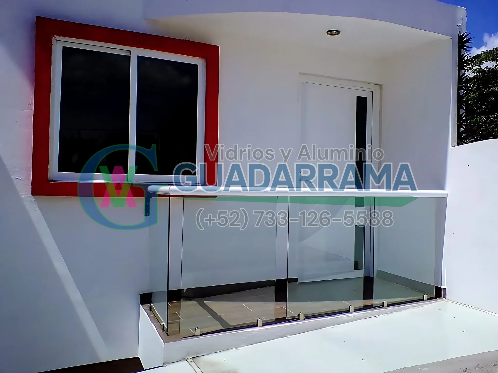 Barandal de vidrio templado transparente con perfil de aluminio en blanco, ideal para brindar seguridad y amplitud visual a cualquier espacio.