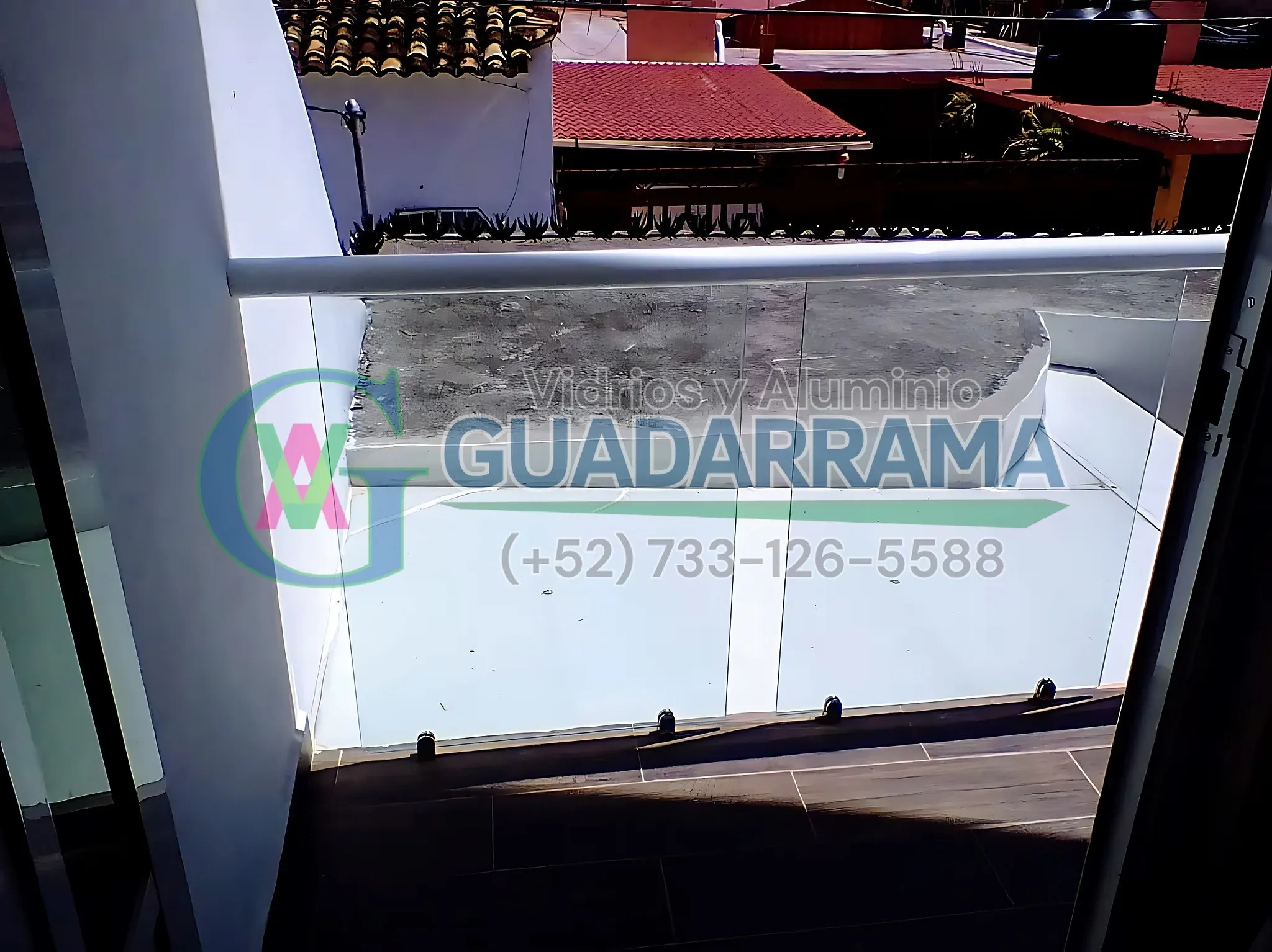 Barandal de vidrio templado con acabado natural, ideal para espacios que buscan seguridad y elegancia.