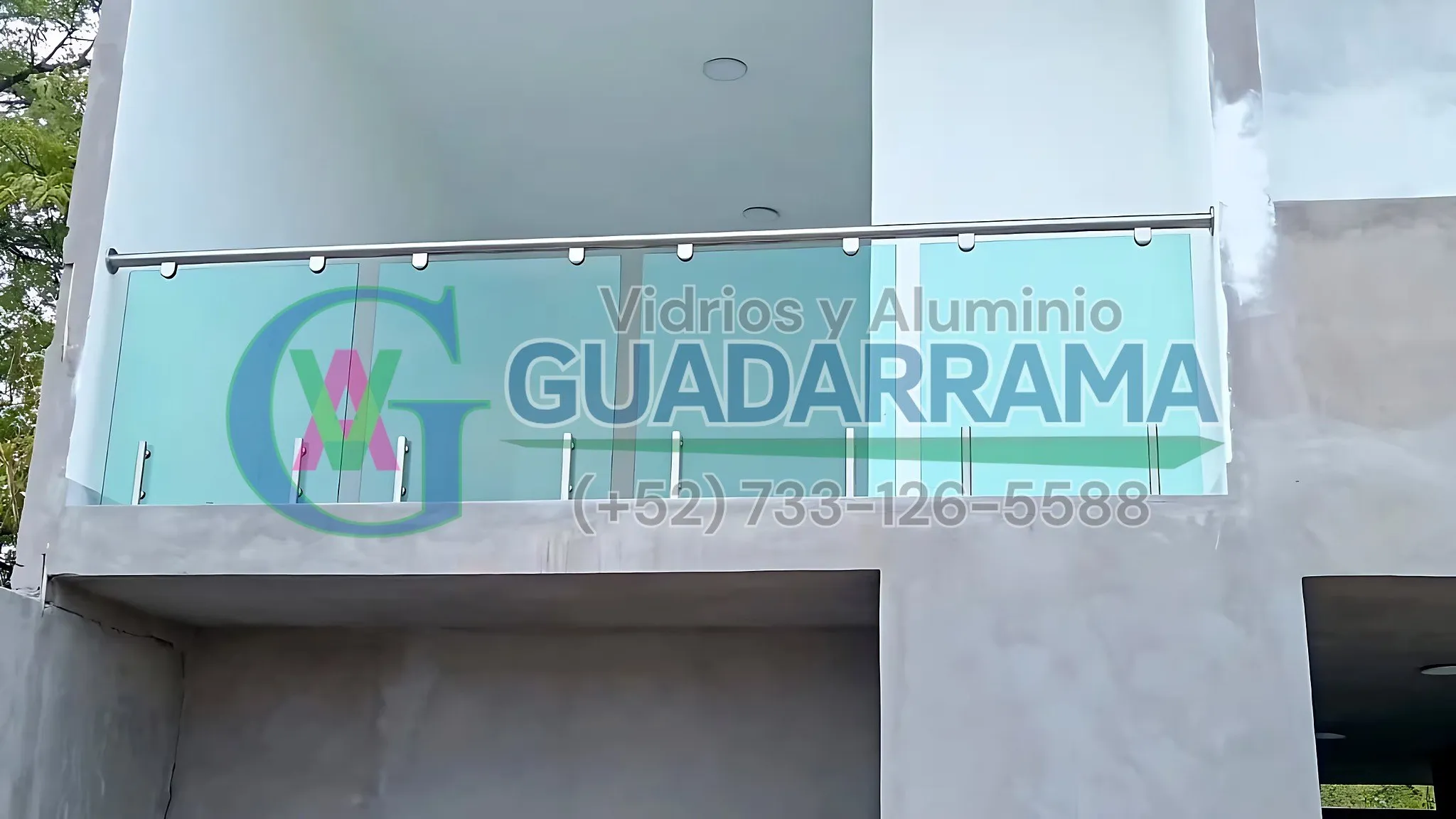 El acabado natural se luce perfecto en este barandal de vidrio templado con tono Tintex, aportando resistencia y estilo para un uso general.