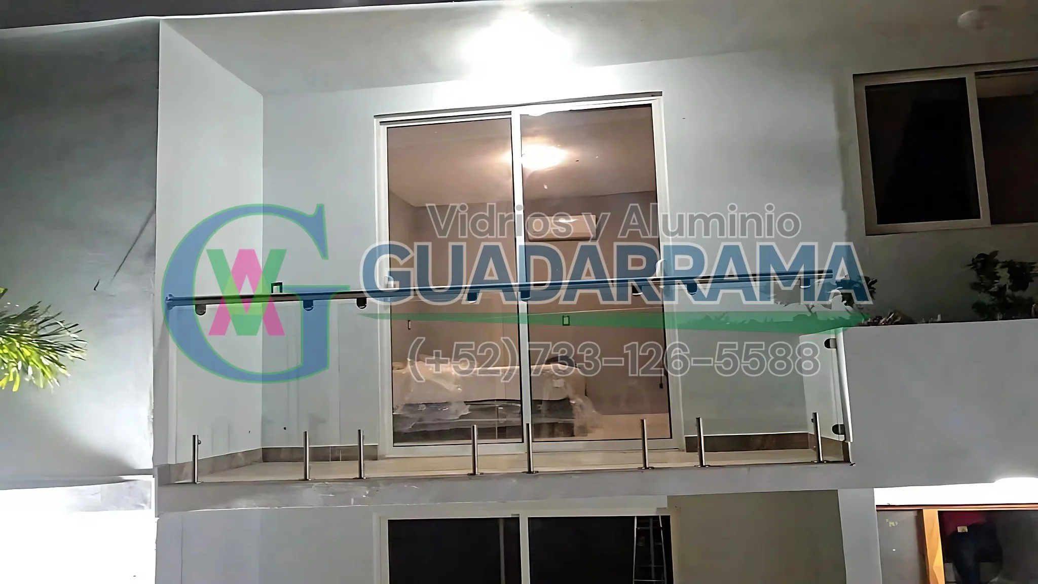La seguridad se una con la elegancia del vidrio en este barandal de vidrio templado transparente.