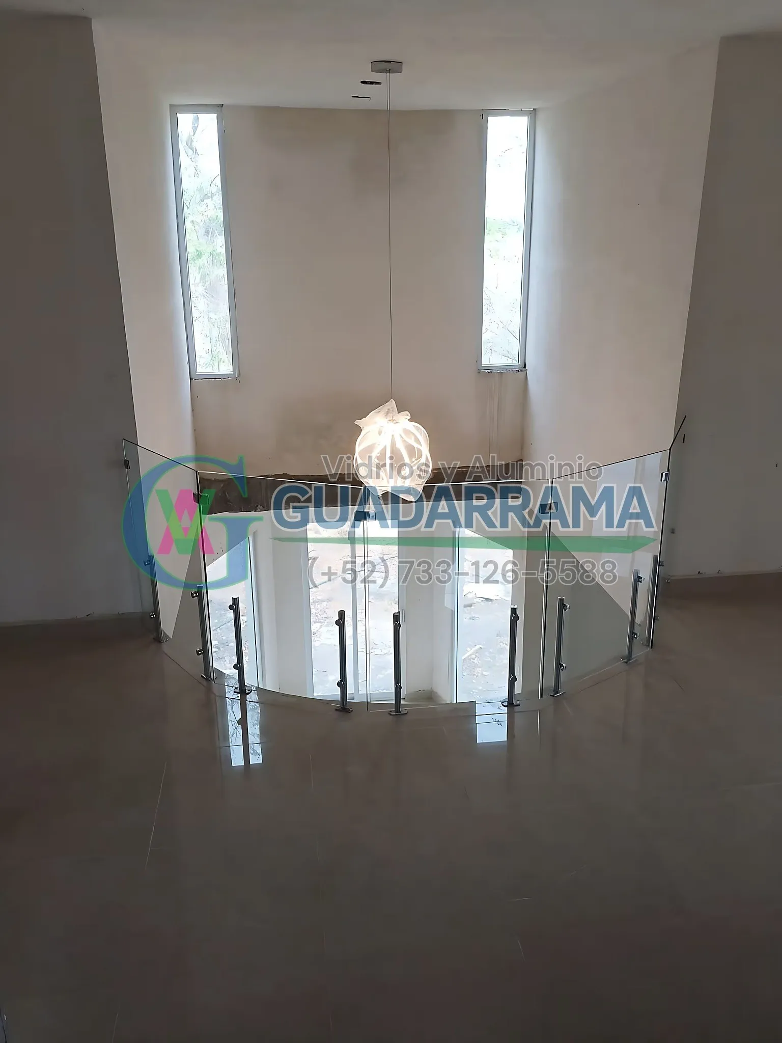 Este barandal de vidrio templado transparente combina seguridad y un diseño limpio que respeta la vista del entorno.