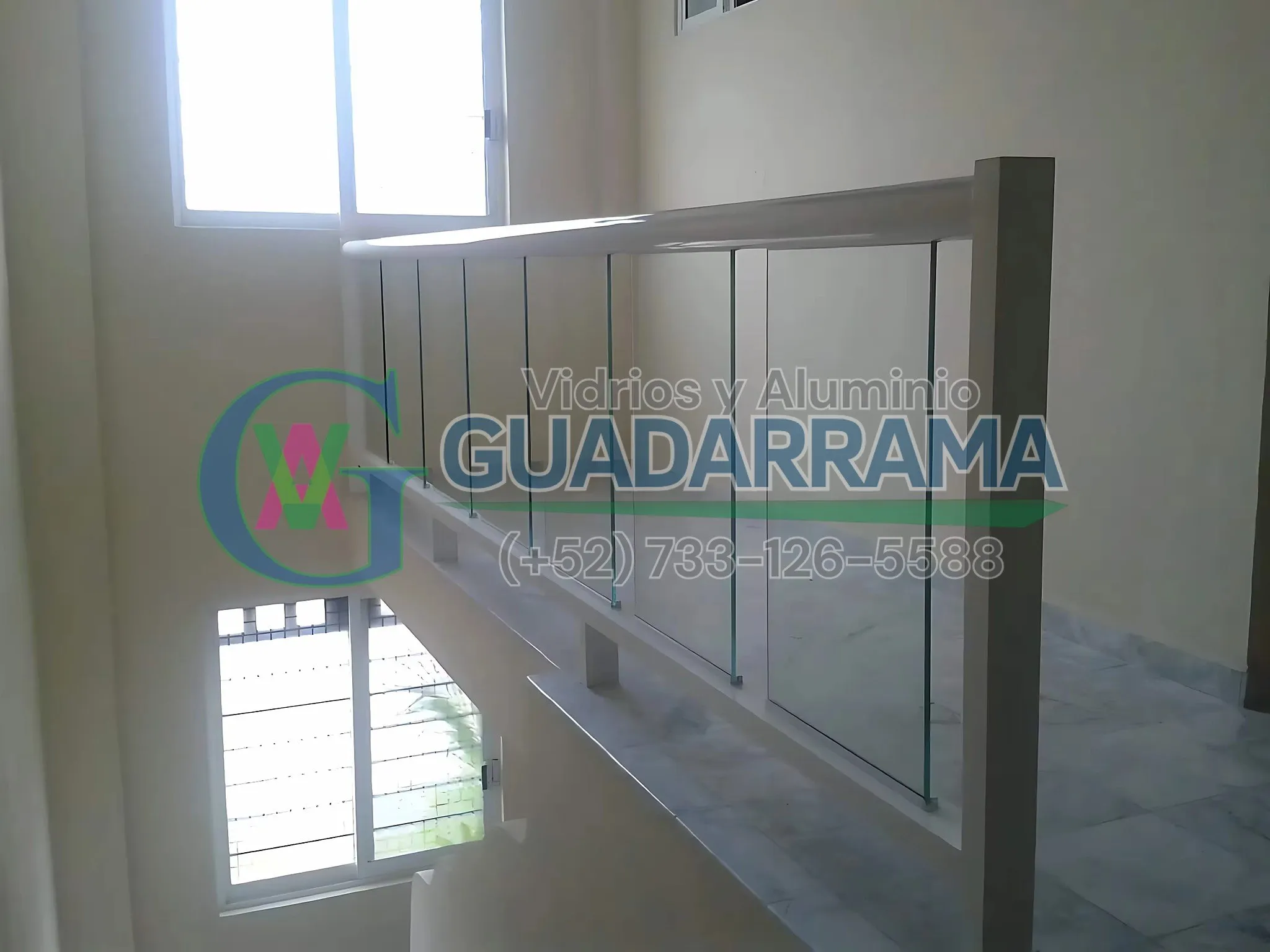 Barandal de vidrio templado transparente en escalera, con estructura en acabado natural: limpio, seguro y listo para resistir el paso del día a día.