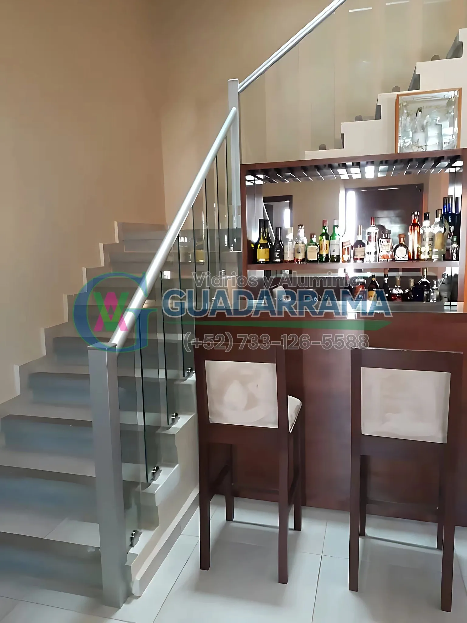 Barandal de vidrio templado para escalera, con paneles fijos y herraje en acabado natural que deja respirar el diseño sin robar protagonismo al espacio.
