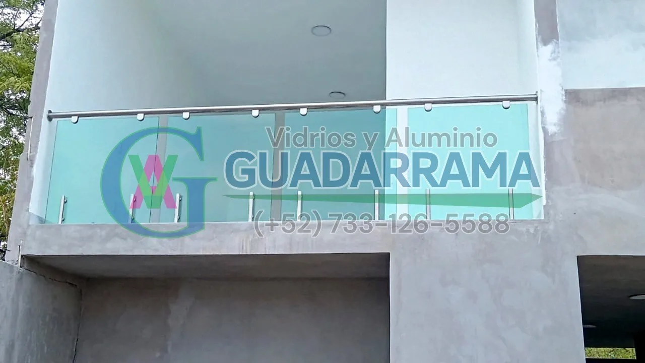 Barandal de vidrio templado con acabado natural, ideal para espacios modernos que buscan seguridad sin sacrificar la luz ni la vista.