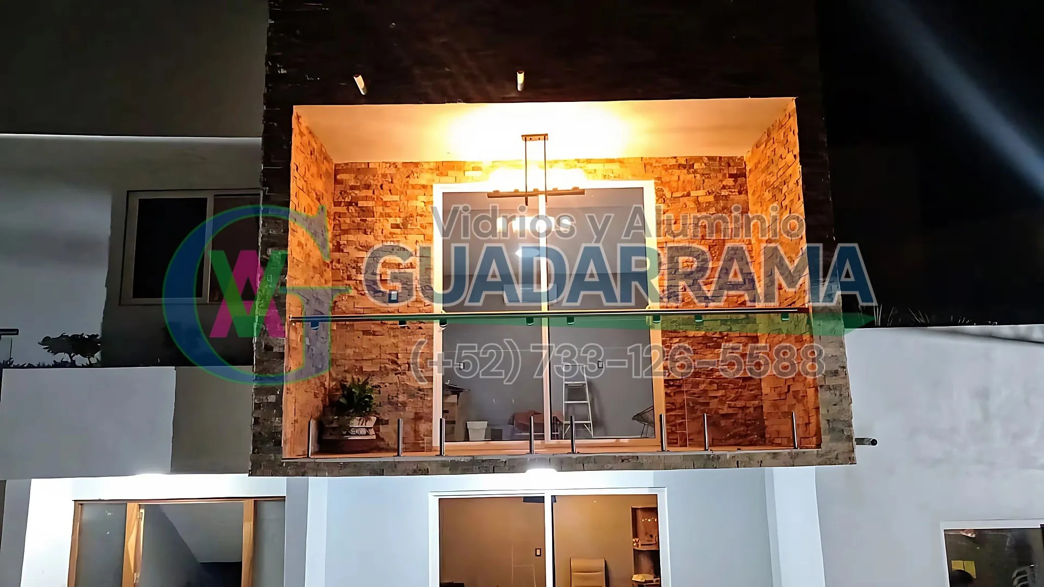 Este barandal de vidrio templado transparente combina seguridad y un diseño limpio que no interrumpe la vista del entorno.