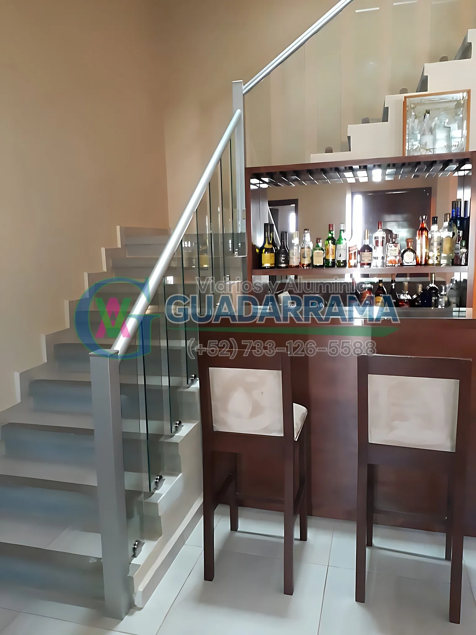 Barandal de vidrio templado transparente con acabado natural, ideal para espacios modernos que buscan elegancia y seguridad.