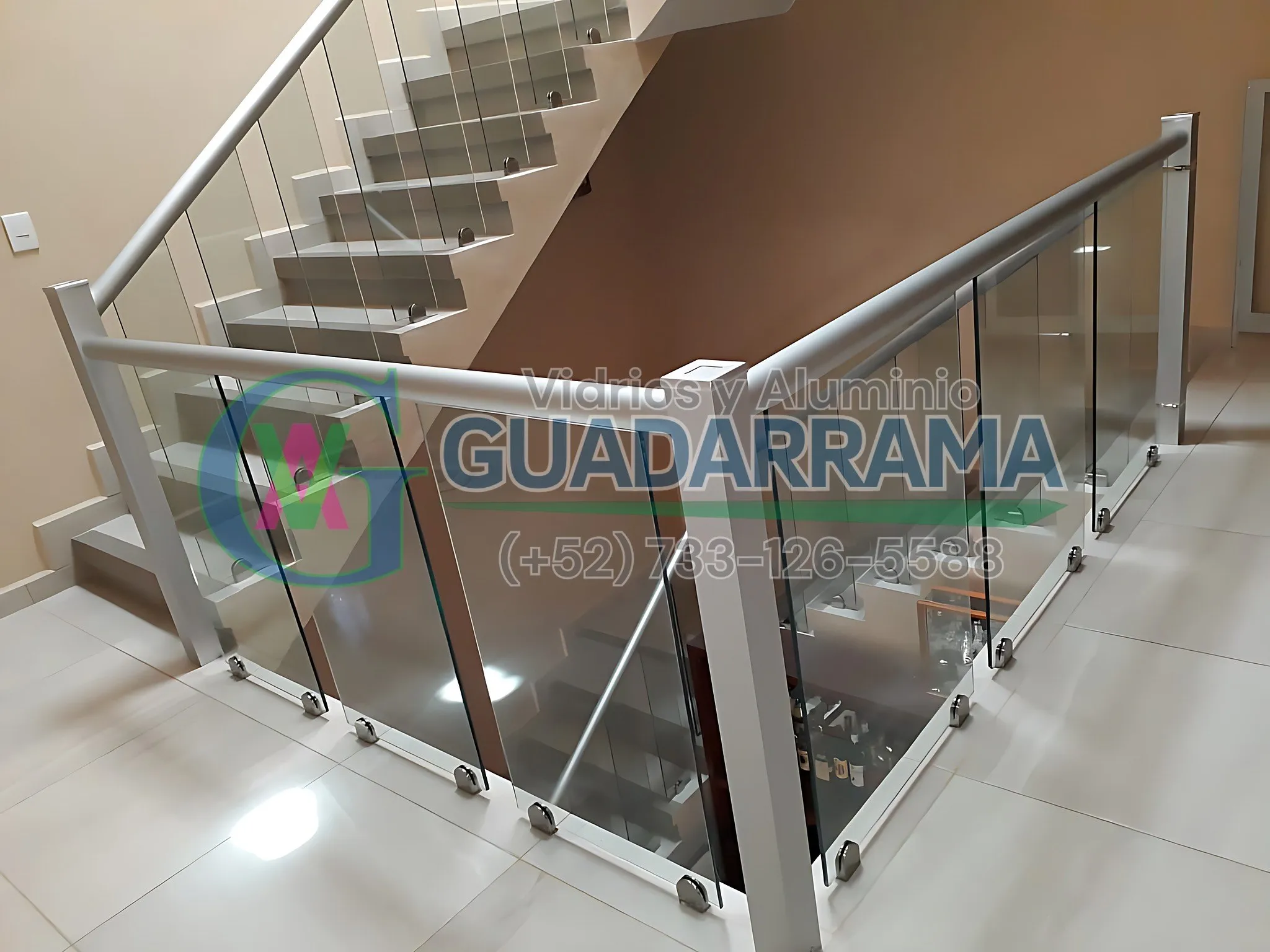 Barandal de vidrio templado transparente con acabado natural, ideal para espacios modernos que buscan elegancia y seguridad sin perder luz.