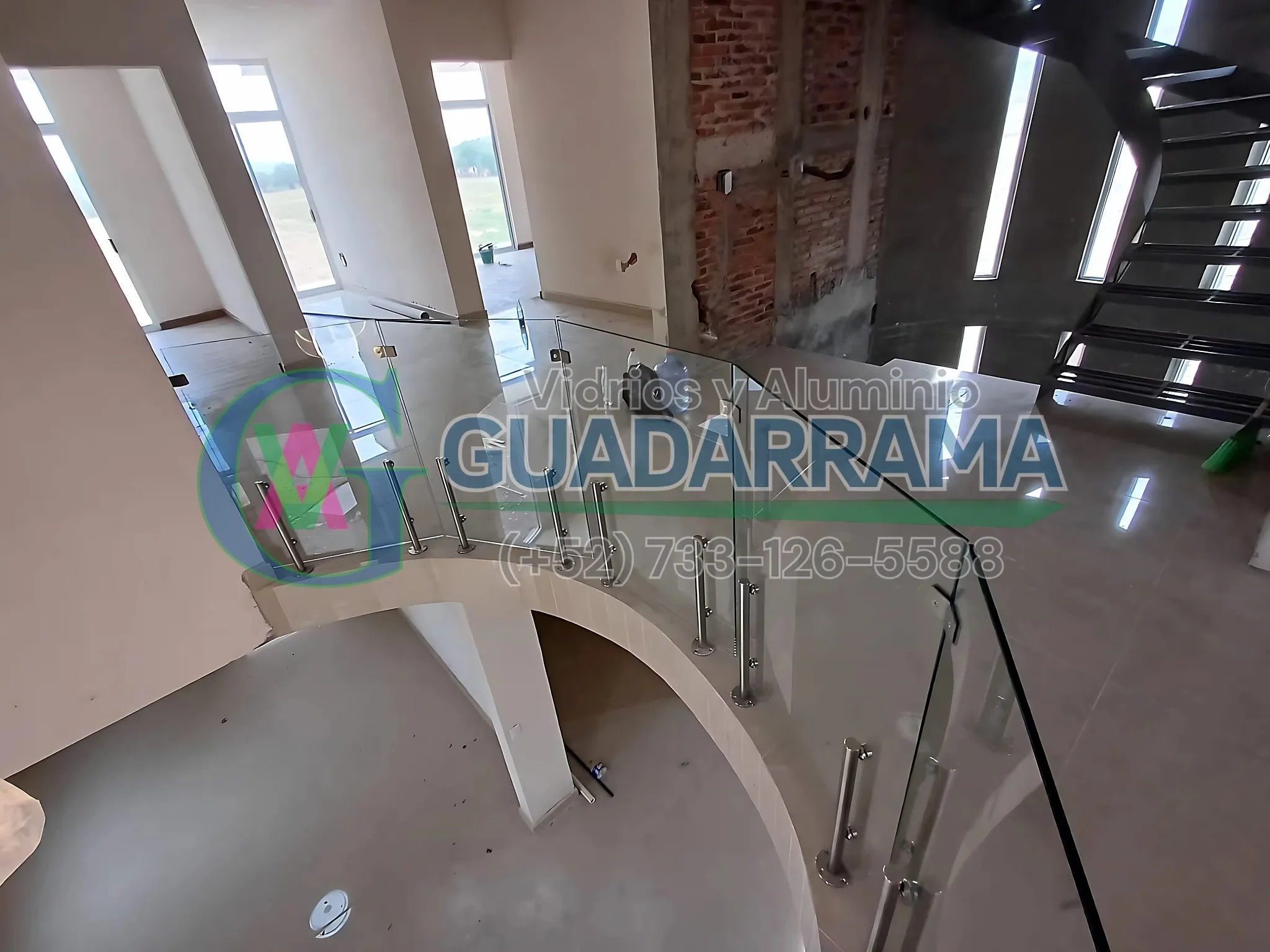 Acabamos de instalar este barandal de vidrio templado transparente con acabado natural, diseñado para dar seguridad sin restar un solo toque de amplitud y elegancia al espacio.