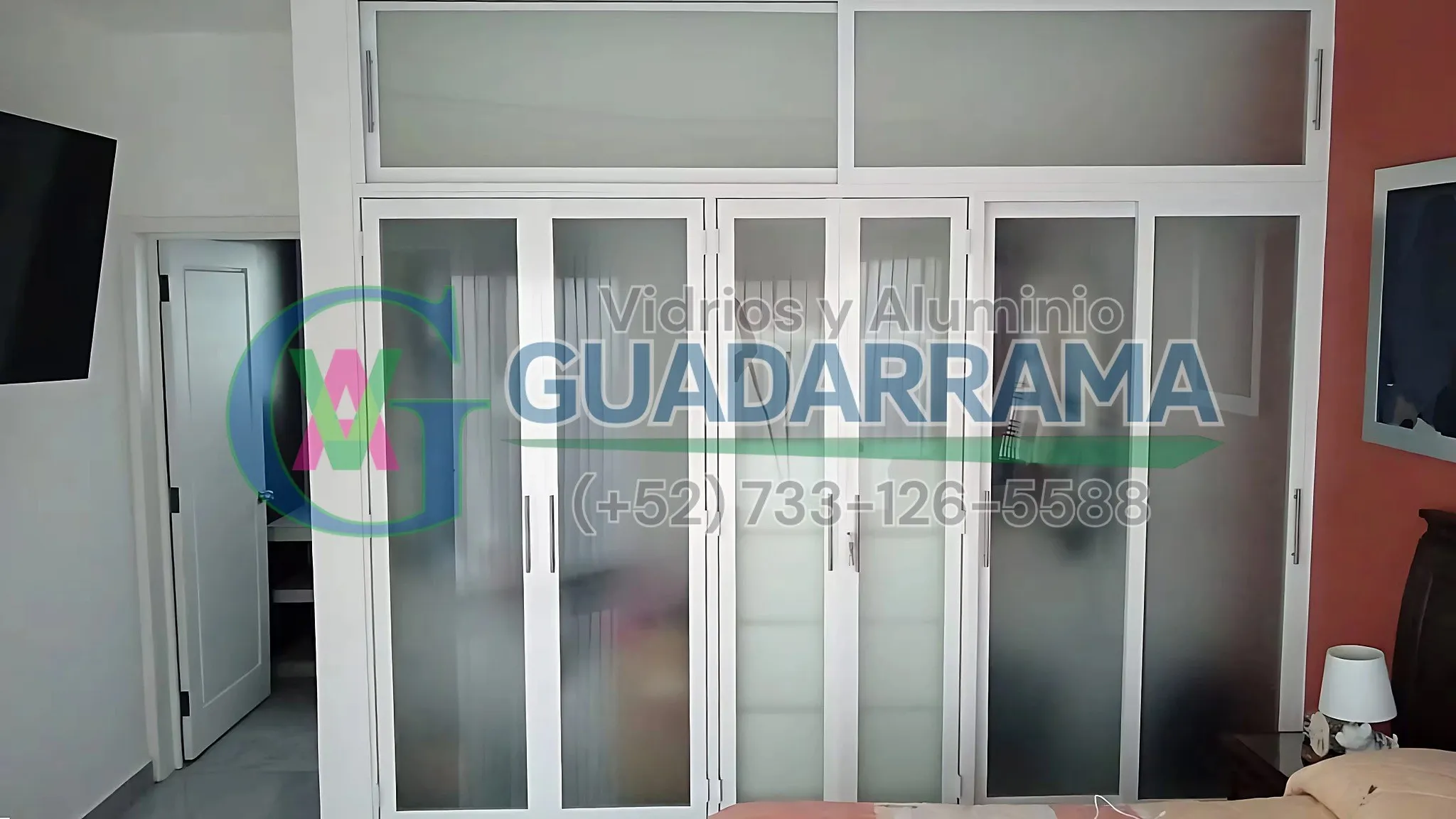 Clóset de aluminio blanco con puertas abatibles y un cancel al lado con dos hojas corredizas.