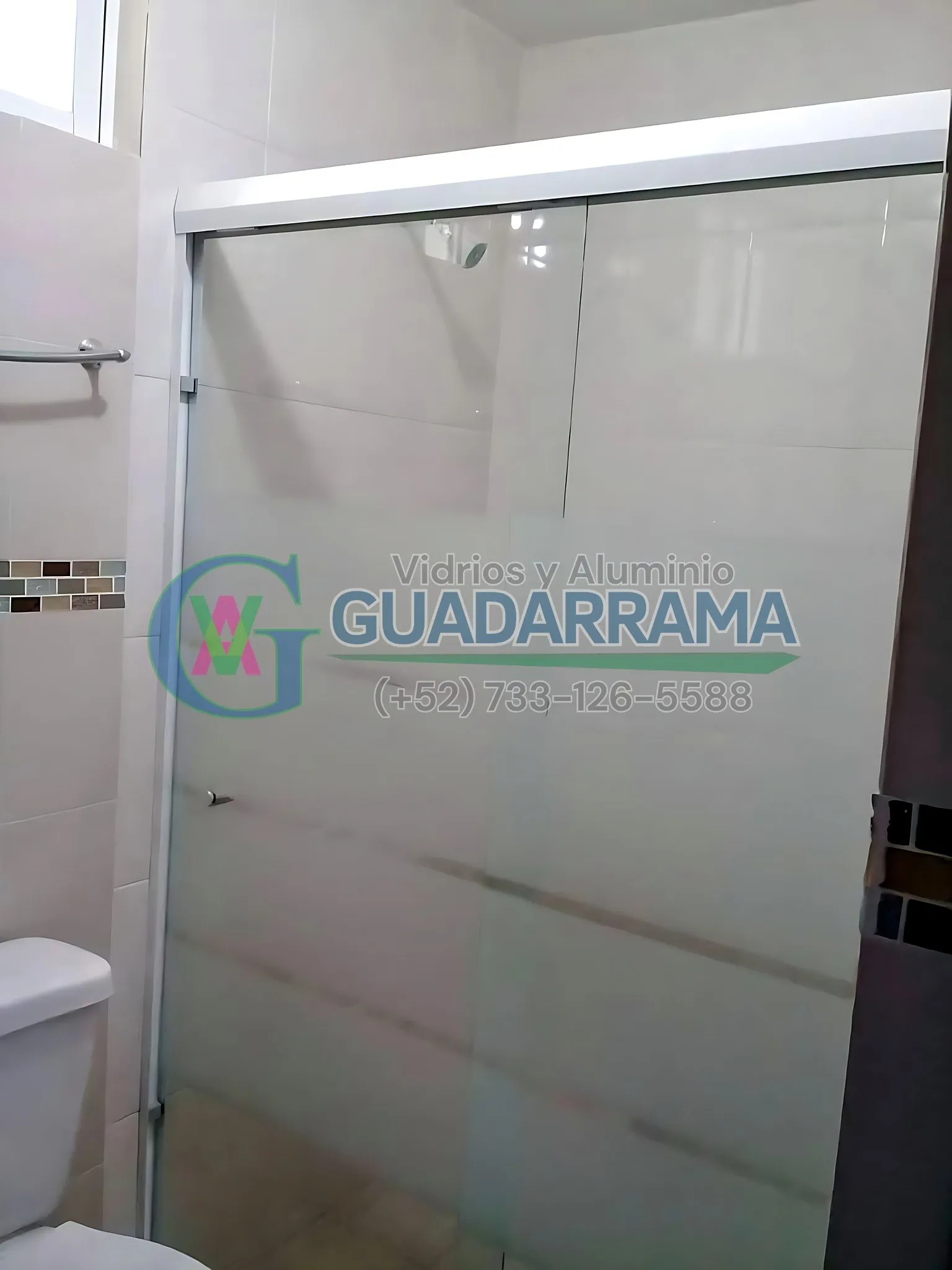 Cancel para baño con vidrio transparente.