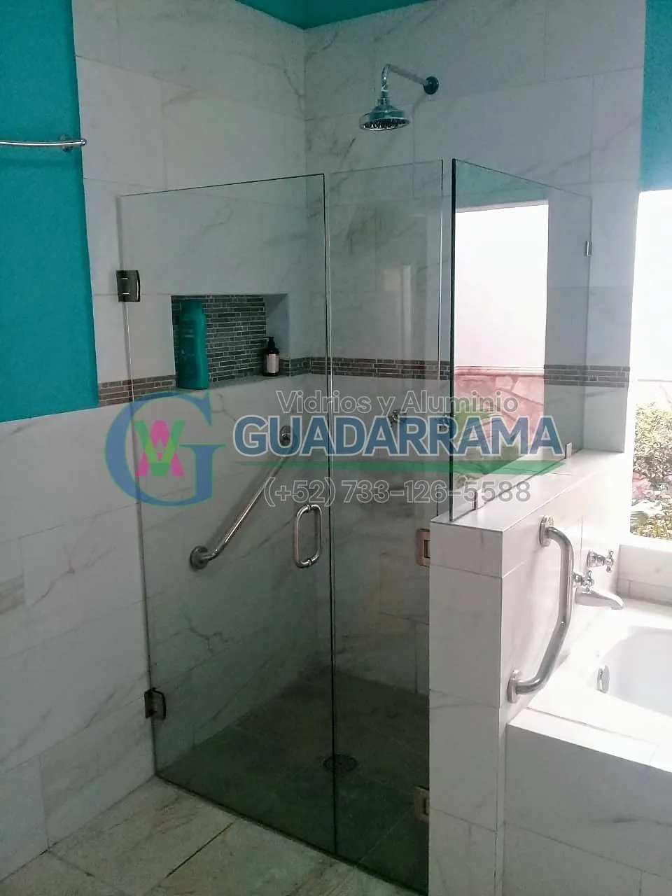 Cancel abatible de vidrio templado transparente para regadera, con acabados en aluminio natural que resaltan la elegancia del baño.