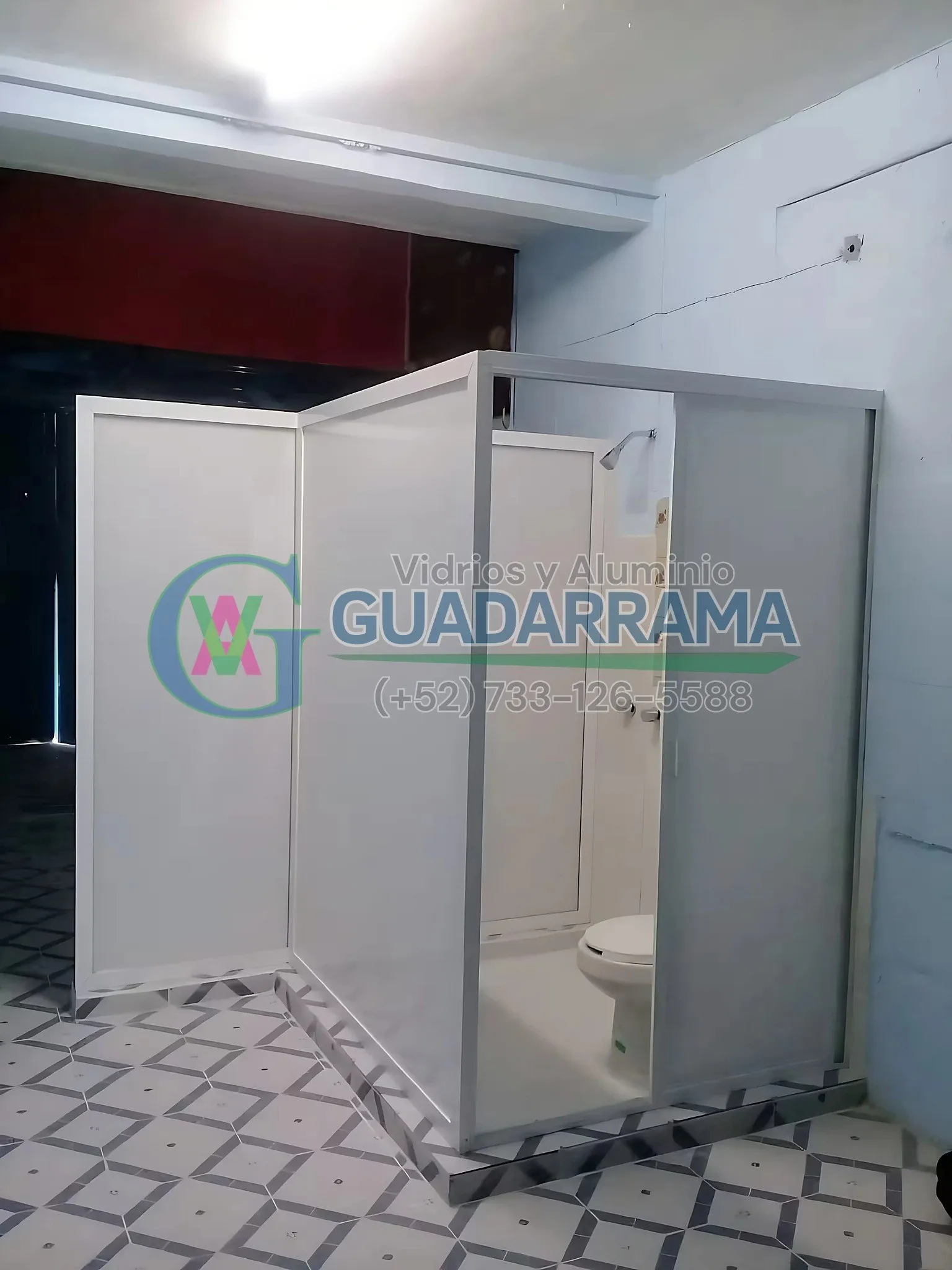 Un cancel corredizo para baño con panel de acrílico esmerilado.