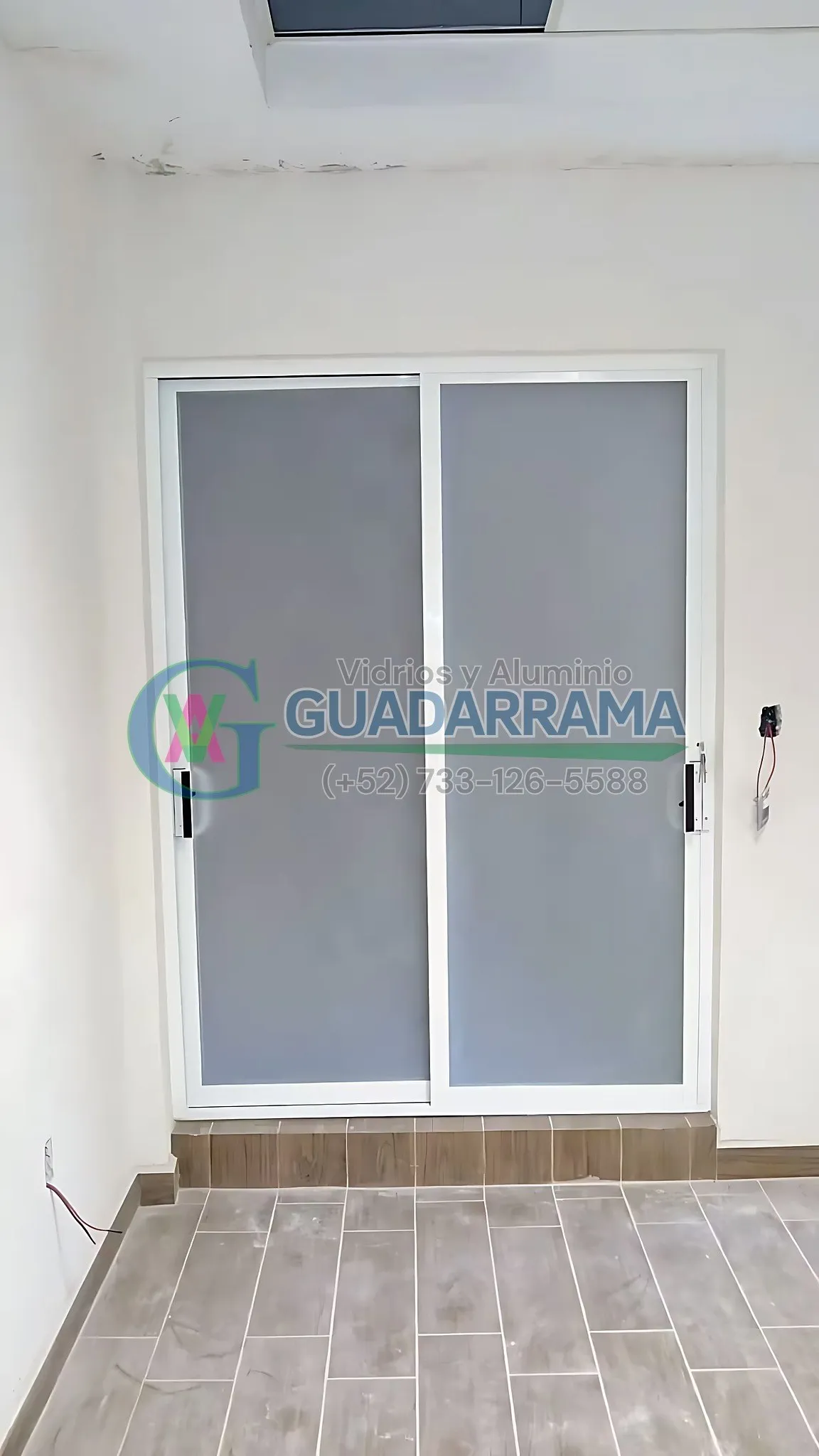 Un excelente cancel corredizo con panel de acrílico blanco, perfecto para divisiones con privacidad y luz.