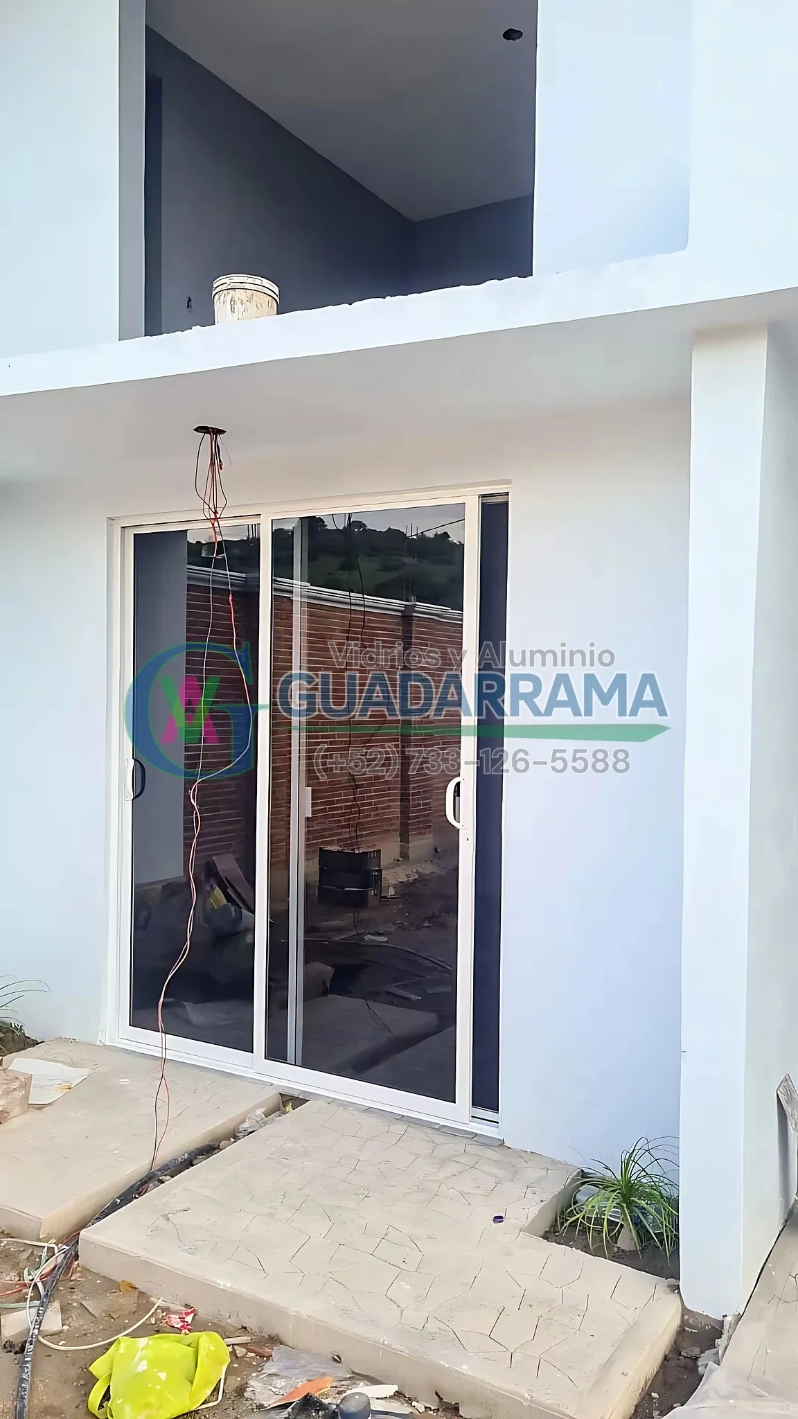 Cancel corrediza de aluminio blanco con vidrio filtrasol, ideal para exteriores.