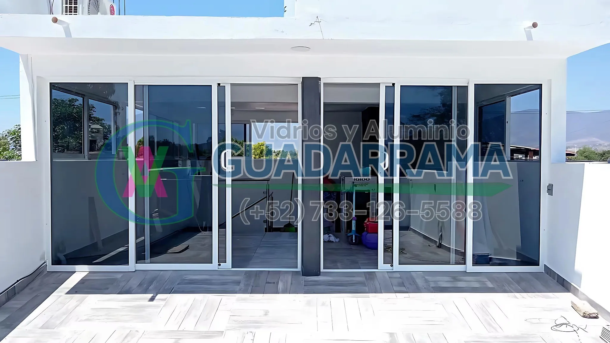 Dos canceles corredizos de 3 hojas cada uno, en aluminio blanco y vidrio filtrasol para exterior.