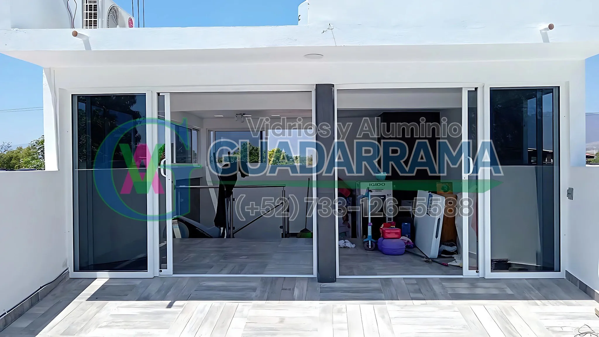Canceles corredizos en aluminio blanco con vidrio filtrasol, instalados en una terraza para aprovechar la vista sin perder privacidad ni confort.