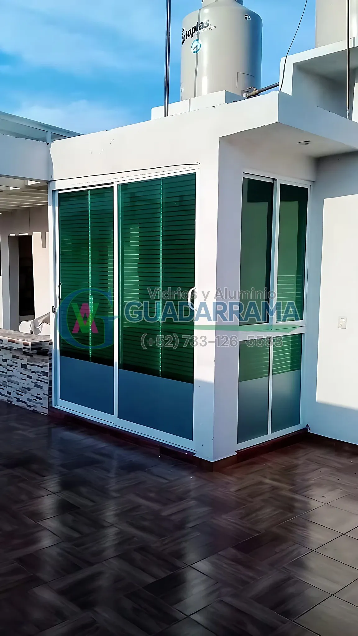 Cancel corredizo en aluminio blanco con vidrio tintex y película decorativa a rayas: privacidad con estilo para tu exterior.