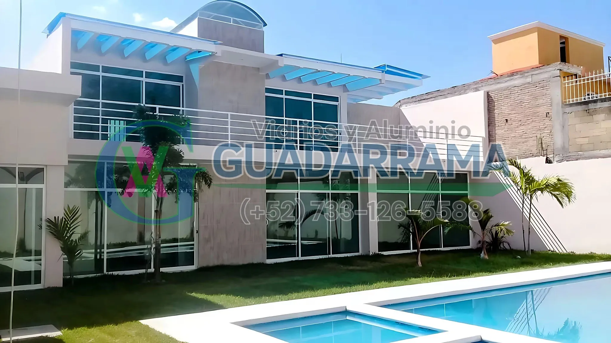 Casa completa con 5 canceles corredizos en aluminio blanco y vidrio Tintex con película de seguridad.
