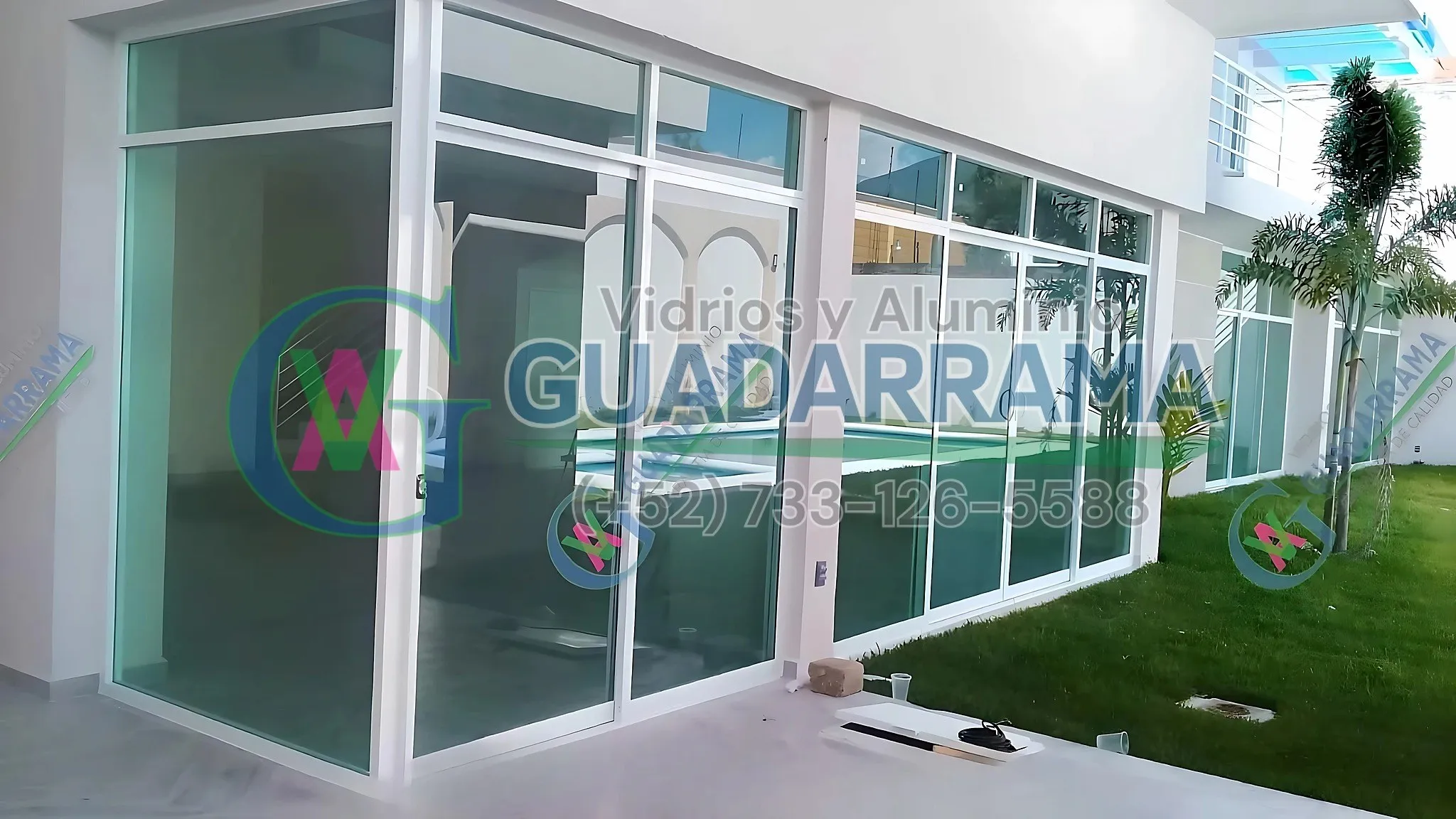 Nuestro cancel corredizo en aluminio blanco combina practicidad y diseño para darle un excelente acabado a tu espacio.