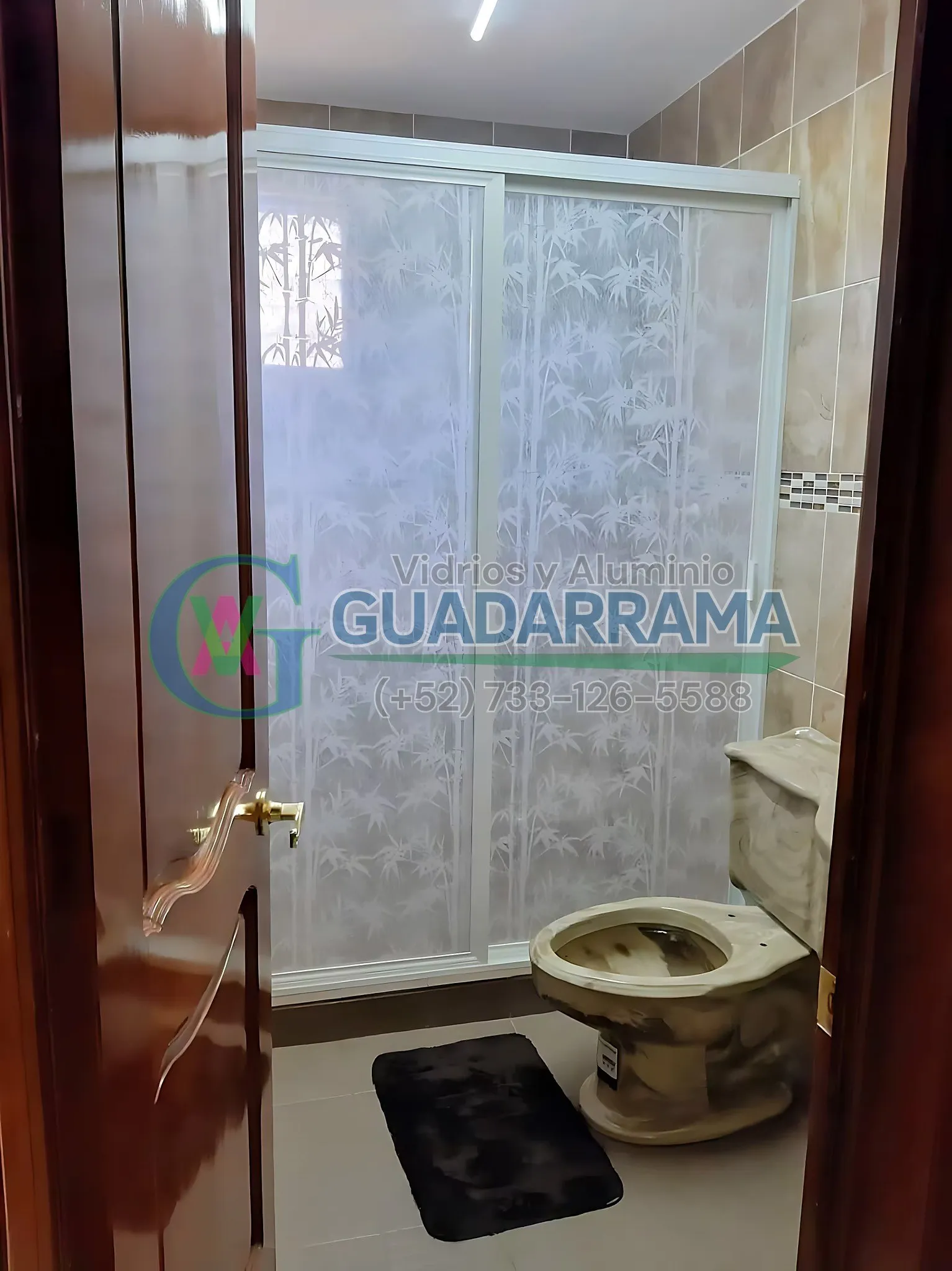 Cancel corrediza para baño, estructura en aluminio blanco y panel con película decorativa tipo bambú.