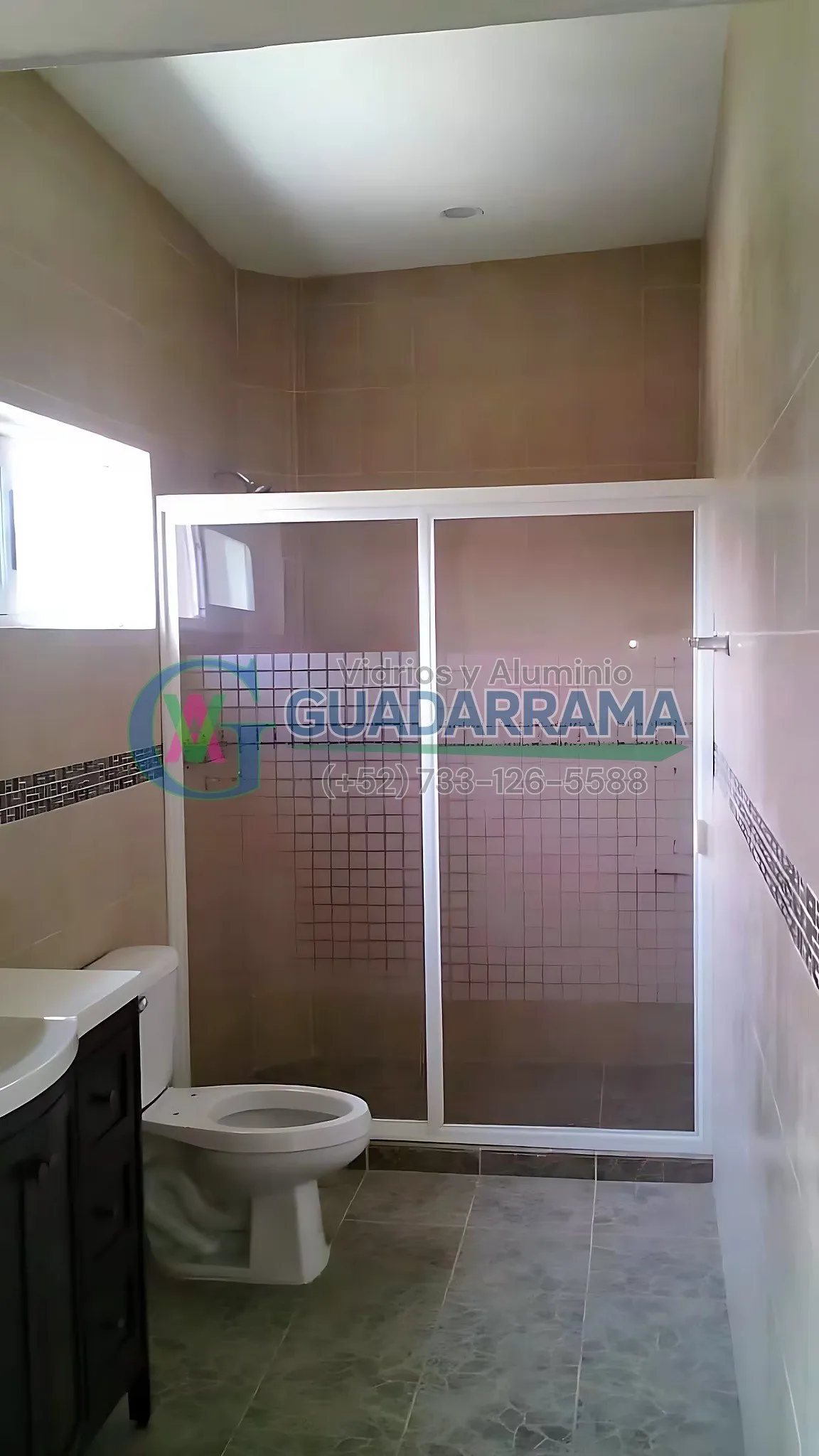 Trabajo terminado en VAG: cancel de aluminio blanco para baño, sistema corredizo, con paneles de plástico.