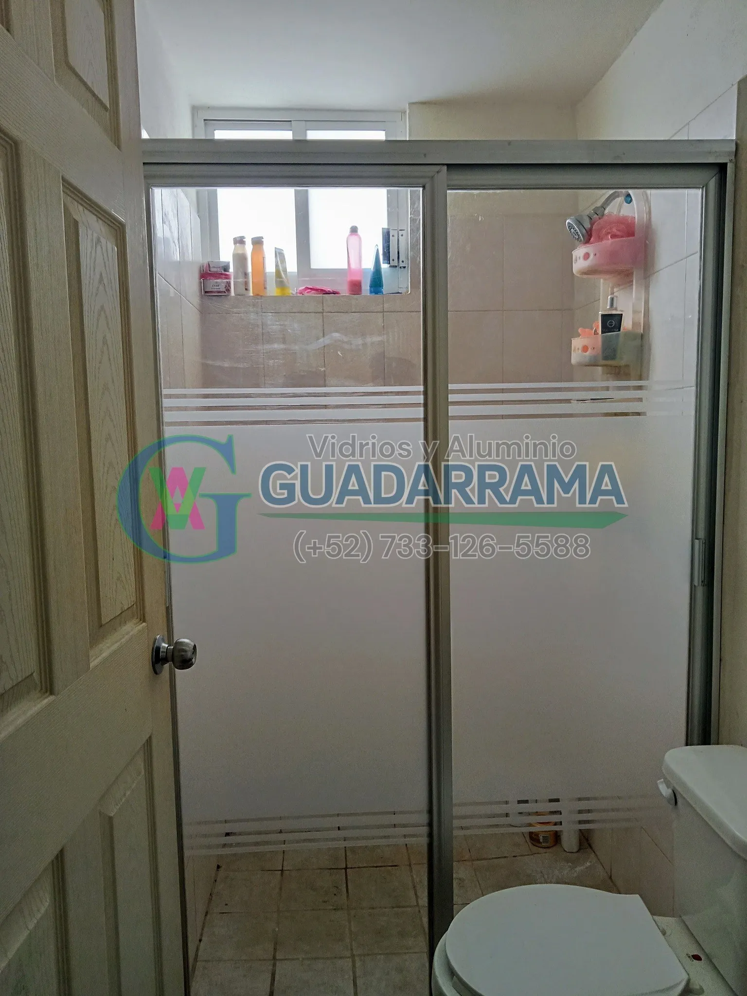 Este cancel corredizo en blanco para baño lleva panel de plástico con película esmerilada, ideal para mantener la privacidad.