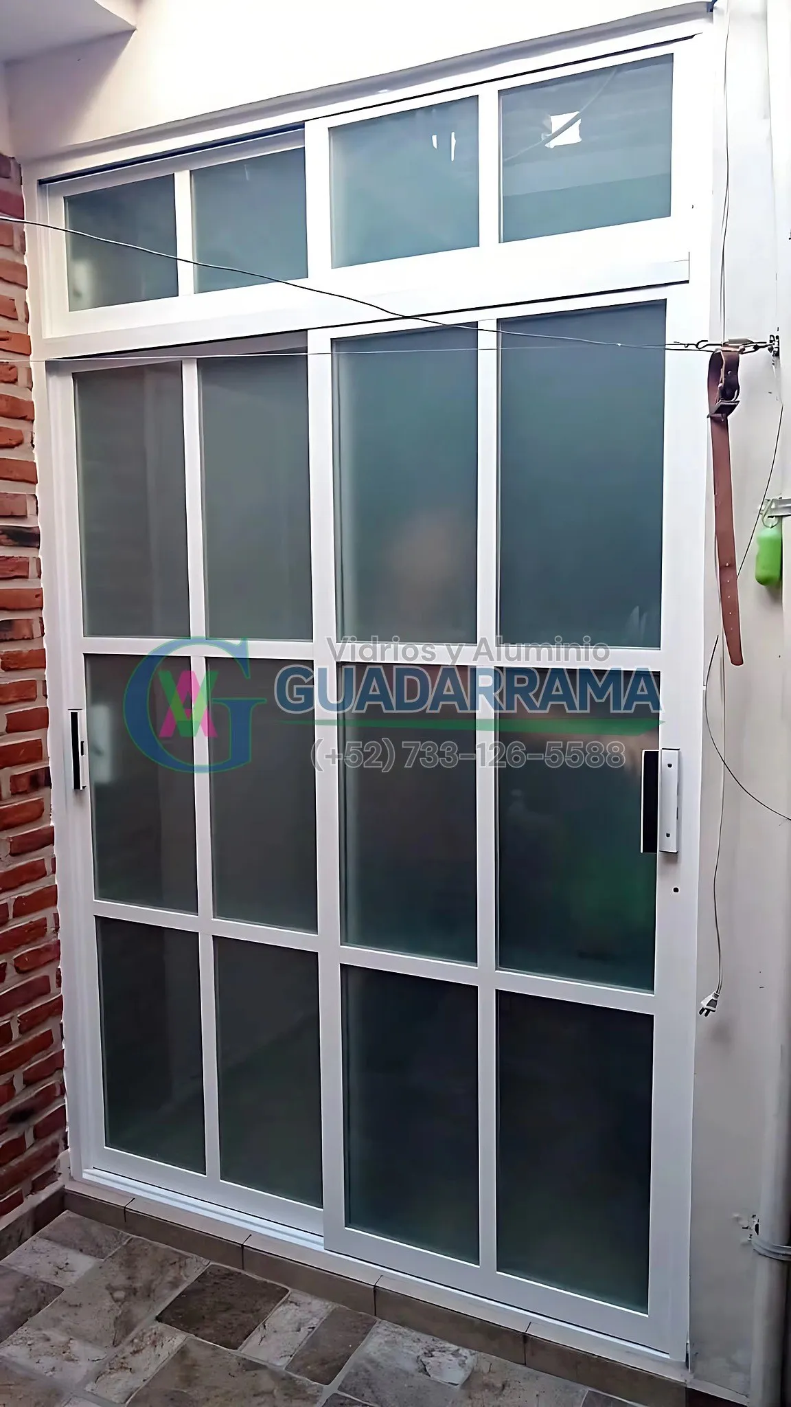 Cancel corredizo de aluminio blanco con vidrio esmerilado, ideal para separar ambientes con privacidad sin perder luz natural.