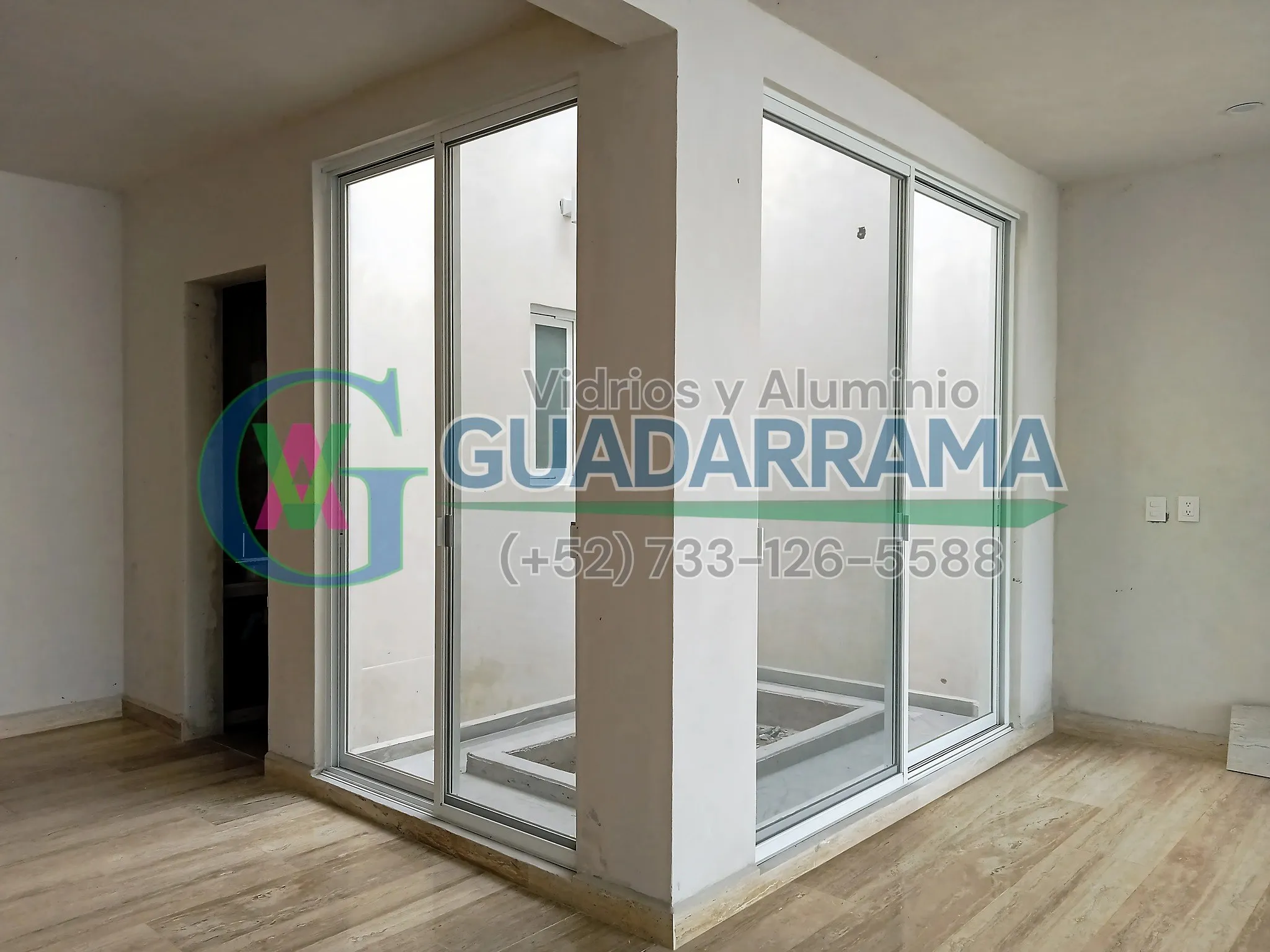 Dos canceles corredizos en aluminio blanco con mosquitero corredizo cada uno para aprovechar la ventilación natural del cubo de luz, protección contra insectos.