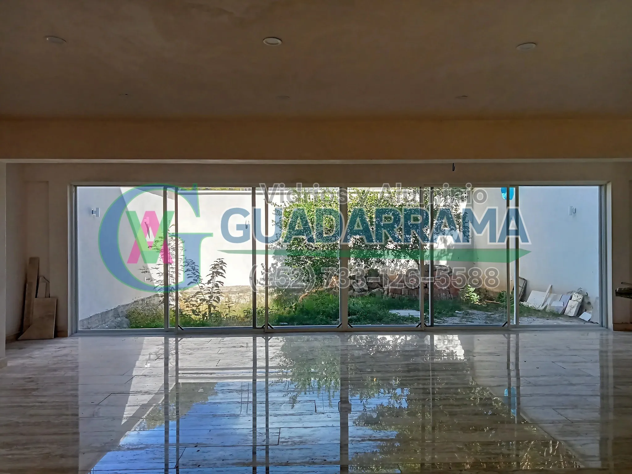 Trabajo terminado en Vidrios y Aluminio Guadarrama 🔧 Cancel de aluminio blanco con seis hojas de vidrio transparente: cuatro corredizas al centro y dos fijas a los costados, comple