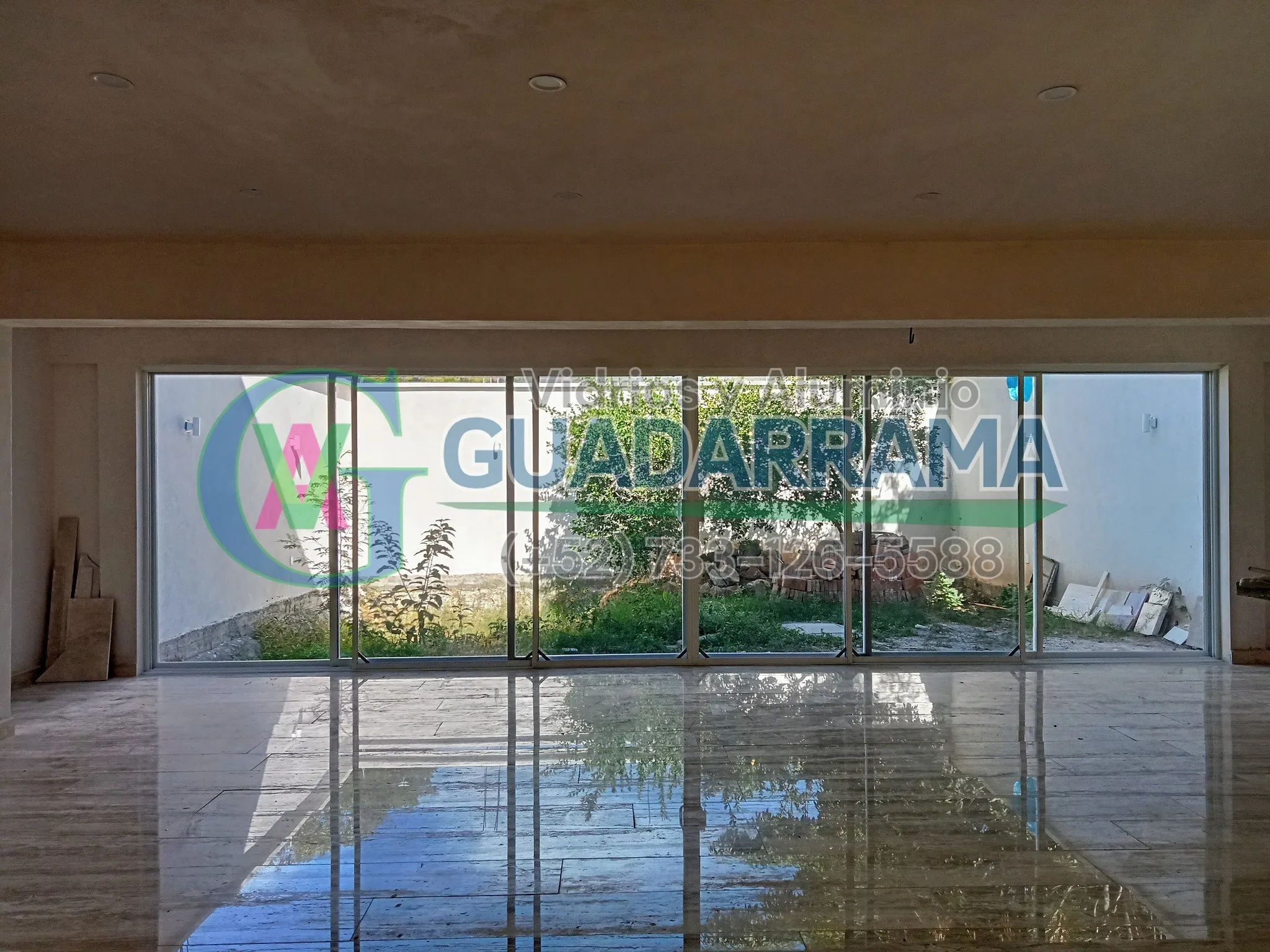 Cancel exterior de aluminio blanco con 6 hojas (dos fijas) y vidrio transparente con película de seguridad, ideal para mantener la ventilación sin descuidar la protección.