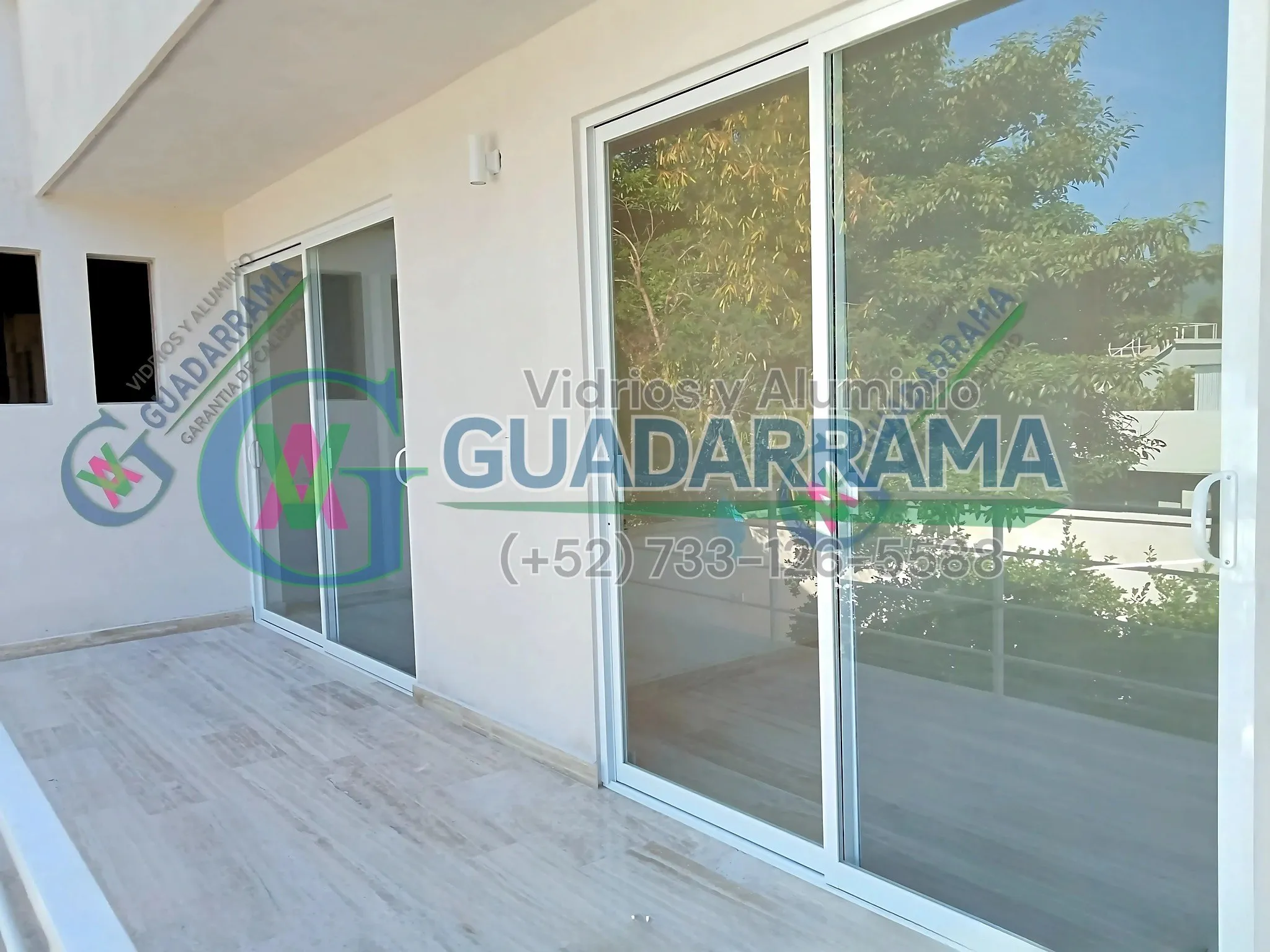 Cancel corredizo en aluminio blanco con vidrio transparente: práctico, luminoso y excelente para separar espacios sin restar amplitud.