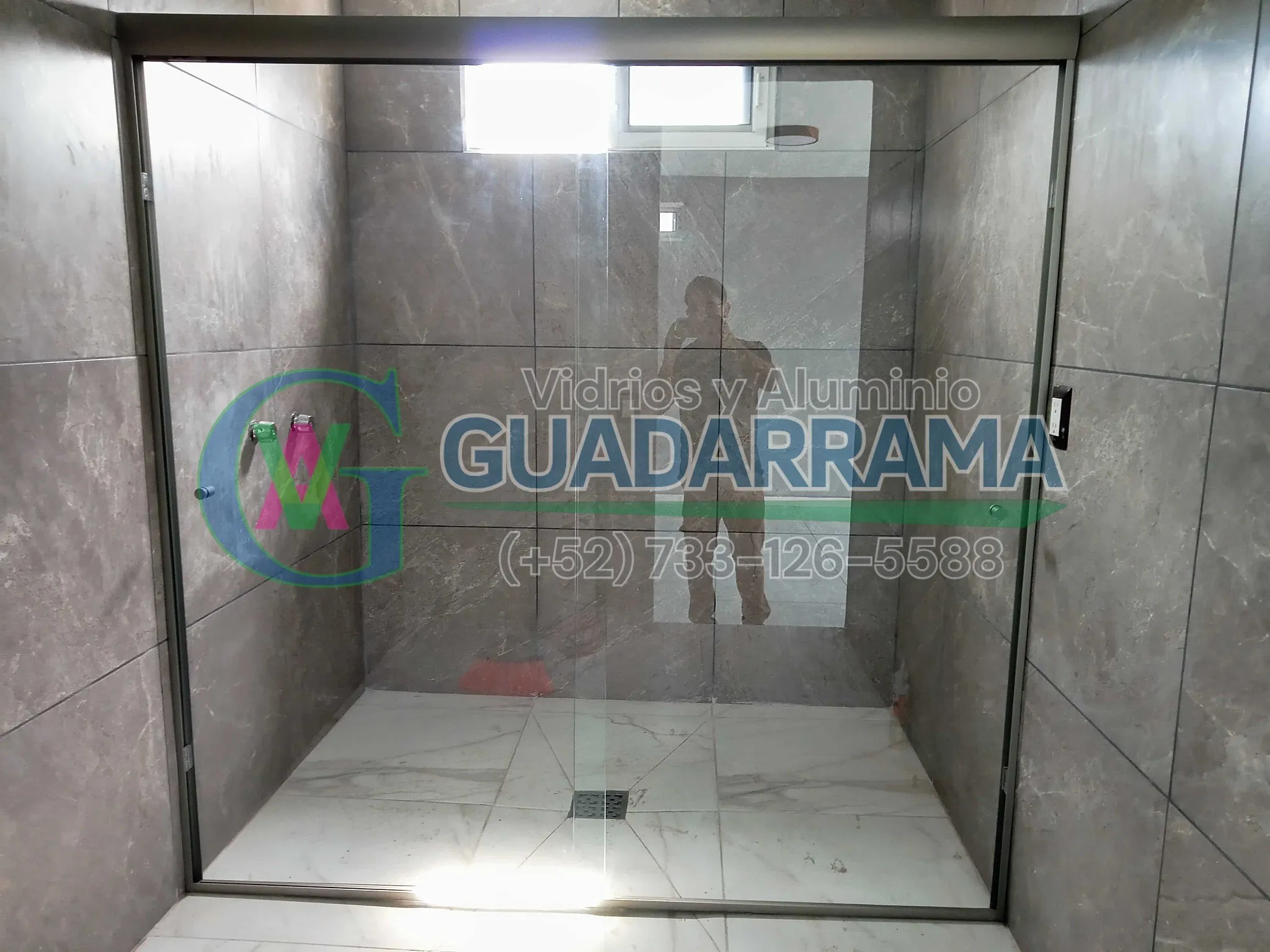 Cancel corredizo para baño en aluminio color champagne y vidrio templado transparente: diseño funcional que aprovecha el espacio sin sacrificar la visión.