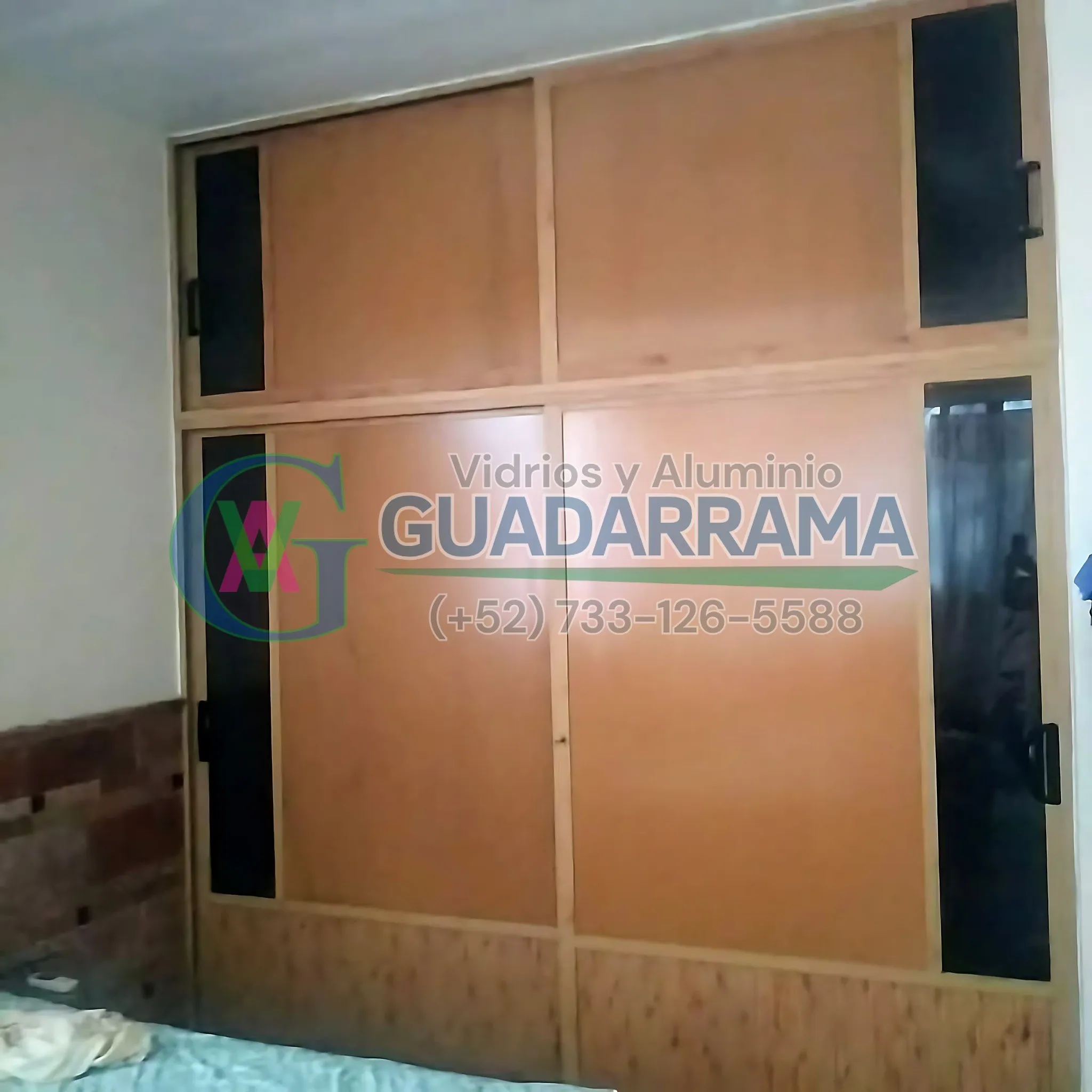 Clóset corredizo en madera con paneles de vidrio filtrasol: funcionalidad y privacidad en cada deslizamiento.