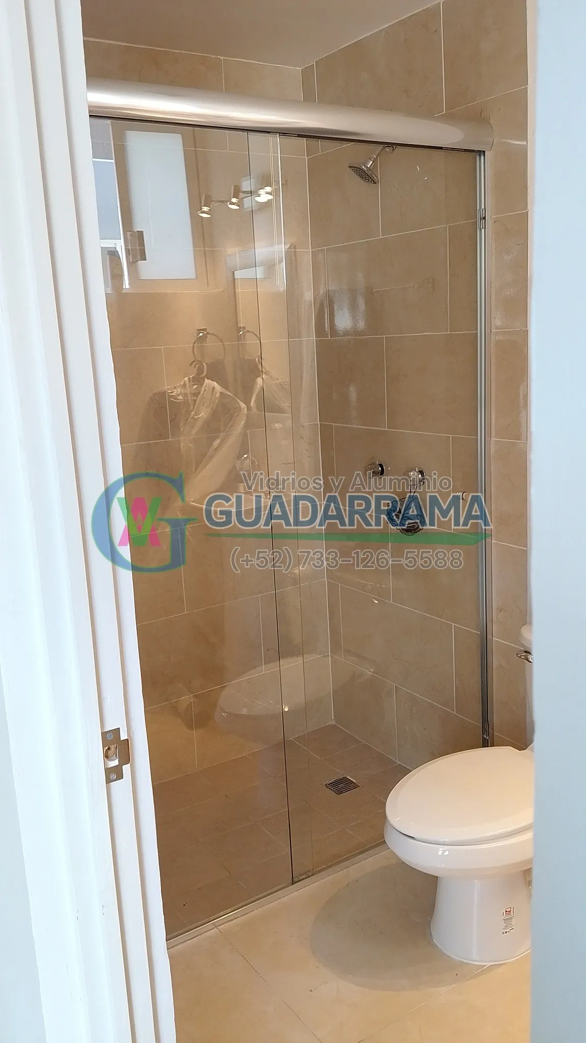 Cancel corredizo para baño, con vidrio transparente.
