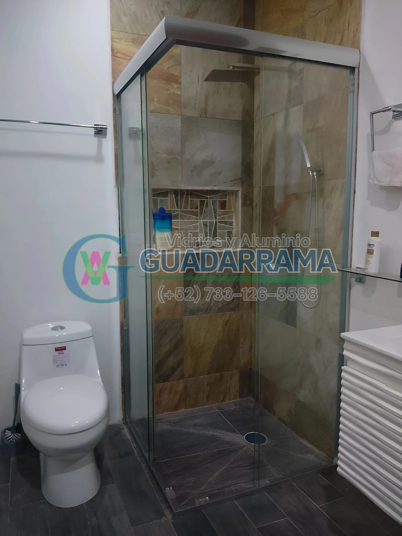 Cancel de vidrio templado transparente para baño, con perfilería de aluminio en acabado natural.