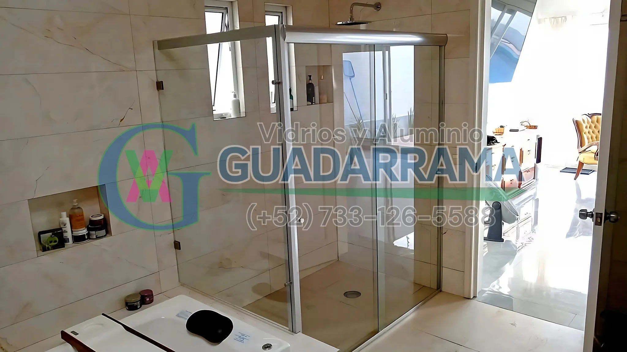 Cancel de baño en vidrio templado transparente con perfilería de aluminio, instalado como división de regadera.