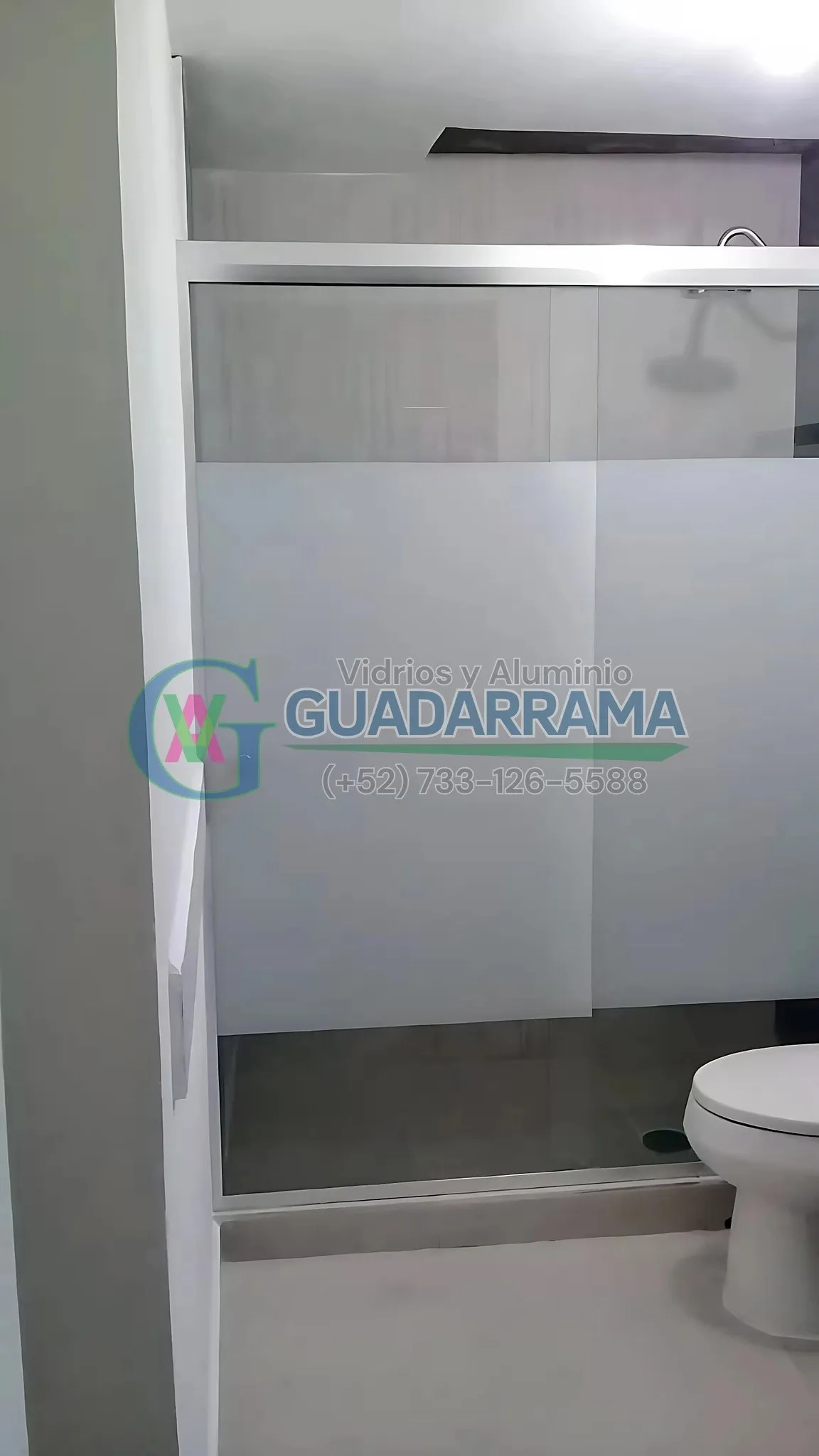 Cancel de baño corredizo en vidrio templado transparente, con franja esmerilada en la parte inferior para ganar privacidad justo donde se necesita.