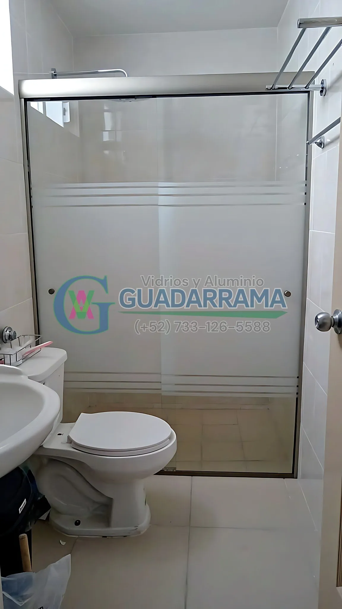 Cancel de vidrio templado corredizo para baño, con película esmerilada que aporta la privacidad perfecta sin descuidar el diseño.