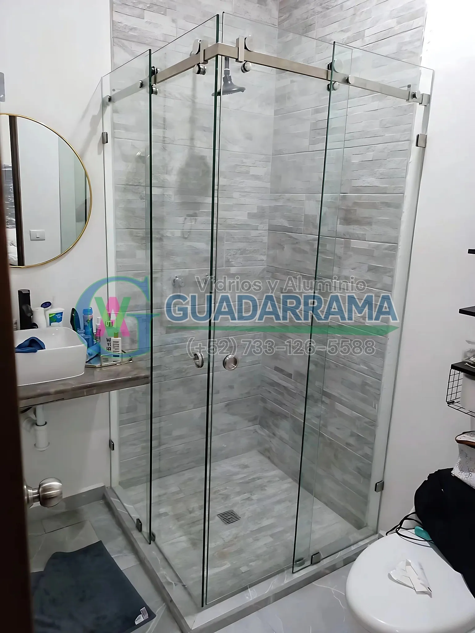 Cancel corrediza de vidrio templado transparente, ideal para baños: elegancia y funcionalidad en cada detalle.