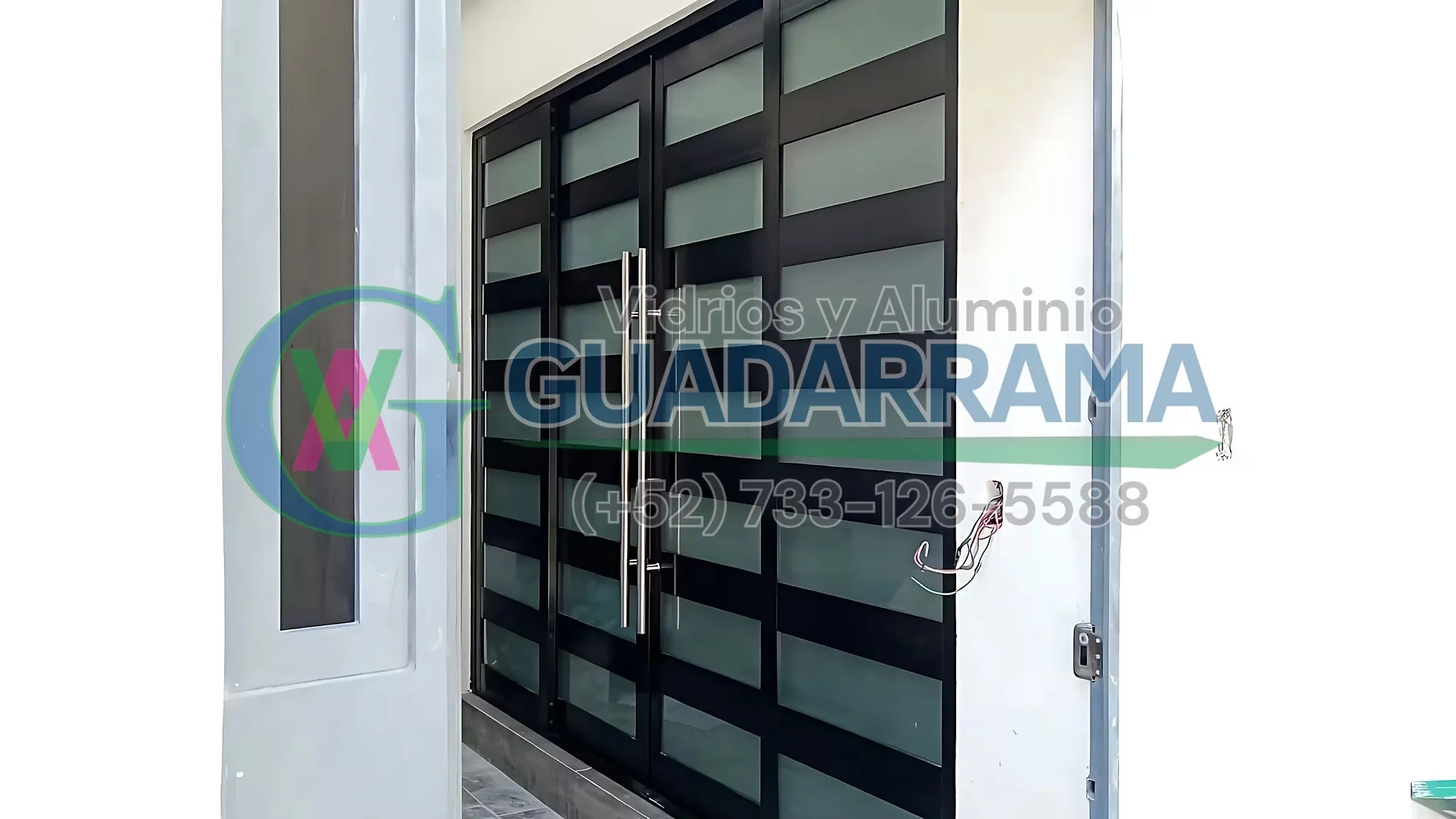Cancel corredizo de aluminio en acabado negro con paños de vidrio tintex esmerilado, ideal para separar ambientes con estilo moderno y privacidad.