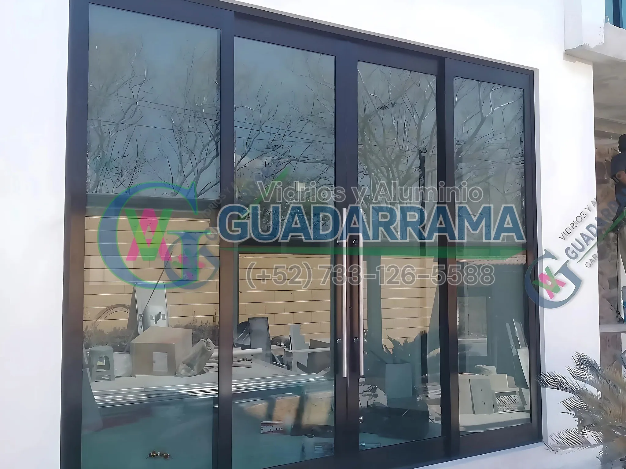 En VAG cerramos otro proyecto: cancel corredizo en aluminio negro con vidrio transparente y película de seguridad, ideal para mantener los espacios abiertos y bien protegidos.