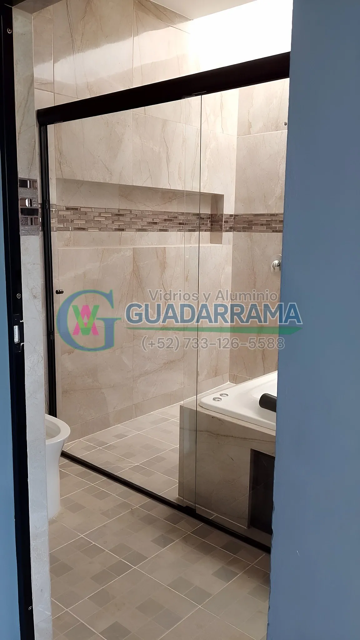 Cancel corredizo de vidrio templado transparente con marco negro, ideal para baños modernos que buscan elegancia y funcionalidad.