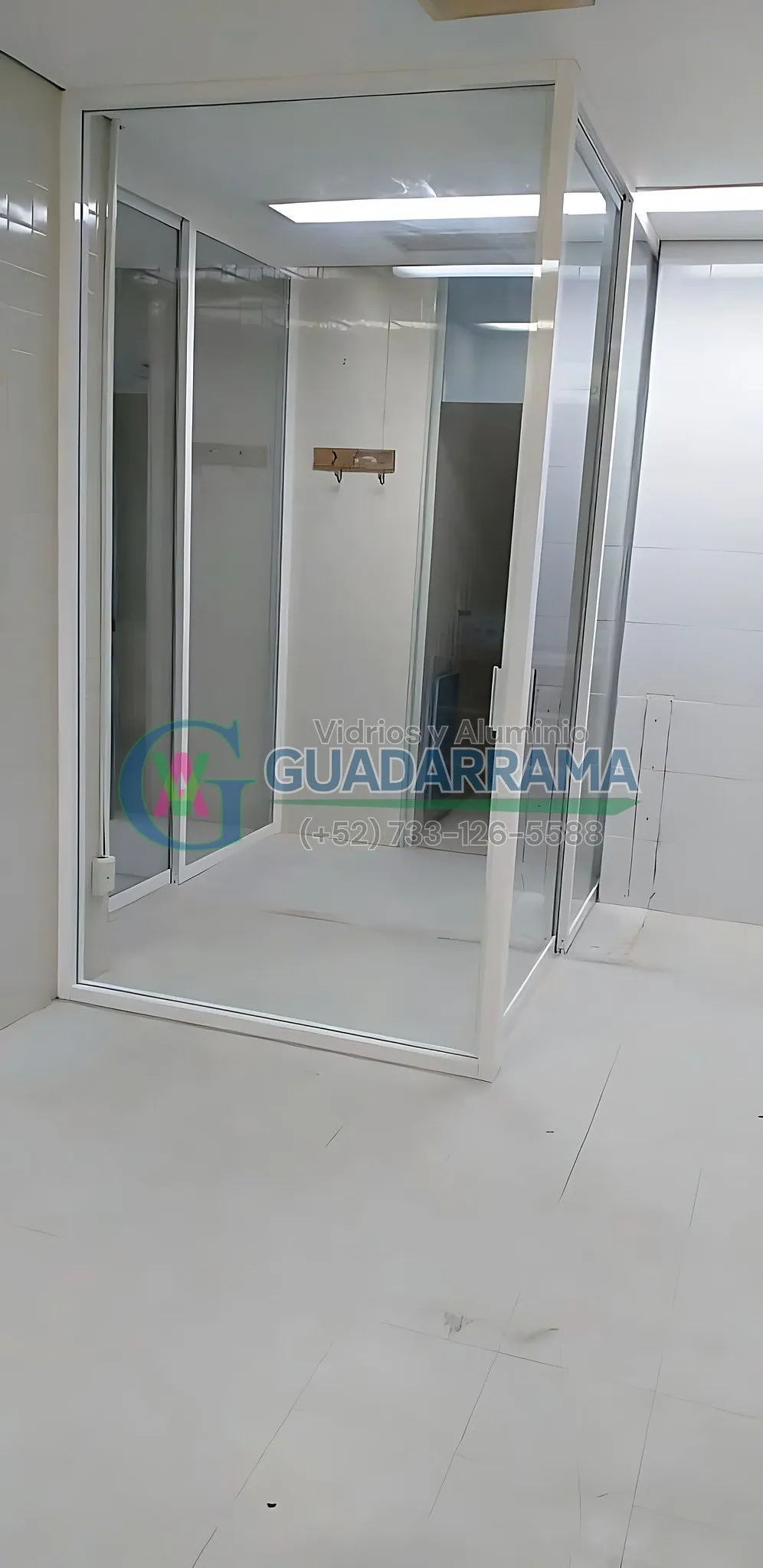 Cancel de aluminio en acabado blanco con paneles de vidrio templado transparente, ideal para divisiones en laboratorios y hospitales donde se requiere seguridad e higiene.