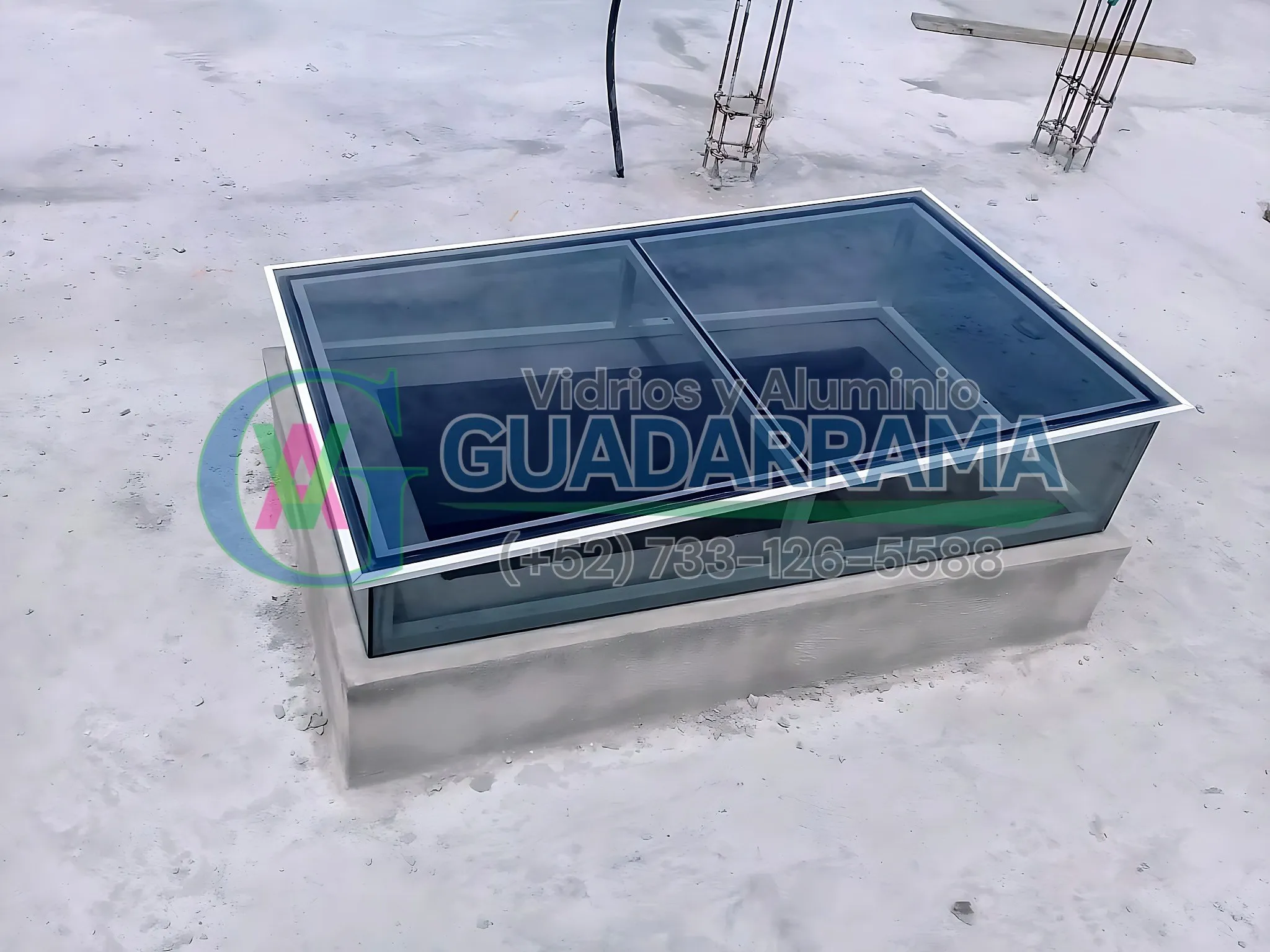 Un domo de aluminio blanco con vidrio filtrasol, ideal para iluminar espacios exteriores con luz natural.