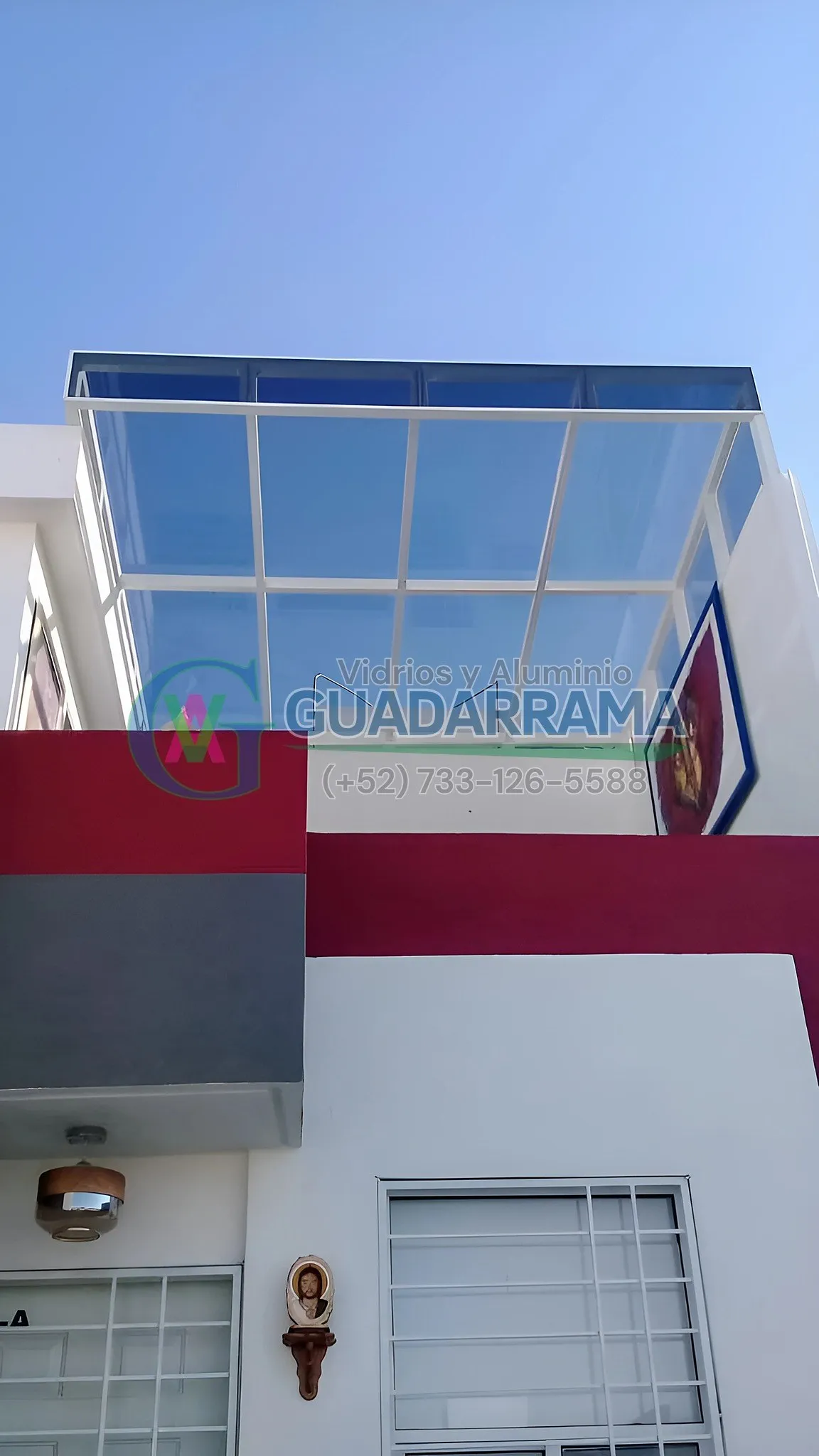 Un domo fijo en aluminio blanco con vidrio filtrasol y película de seguridad, perfecto para espacios exteriores que necesitan luz natural sin calor excesivo.