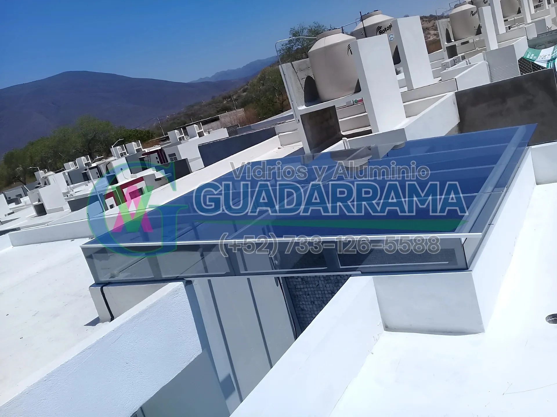 Domo fijo de aluminio blanco con vidrio filtrasol y película de seguridad, ideal para techos exteriores que necesitan control solar y protección.