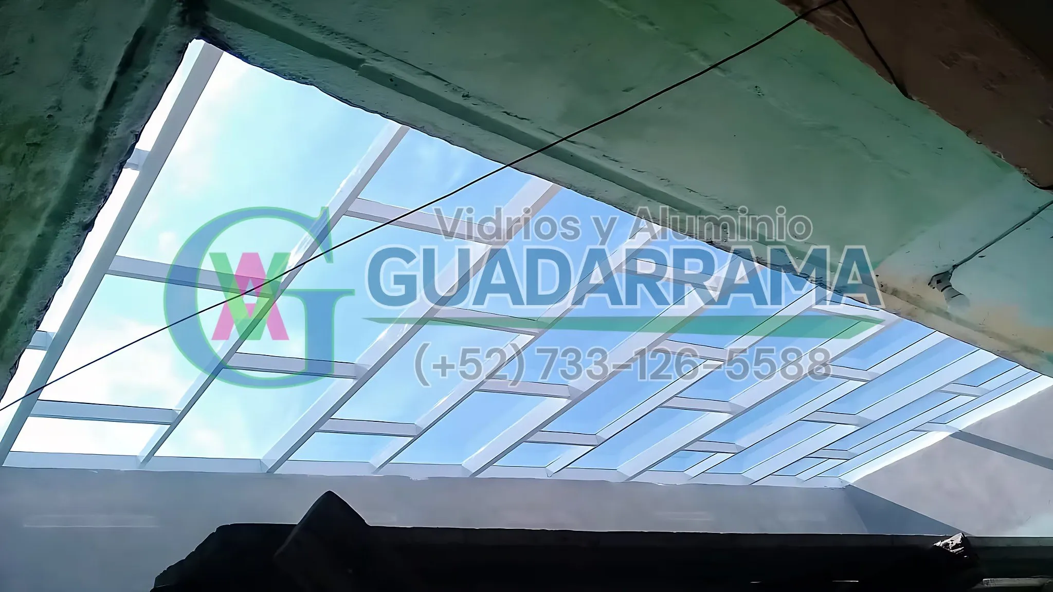 Un domo fijo de aluminio blanco con vidrio filtrasol y película de seguridad, perfecto para iluminar espacios exteriores sin sacrificar la privacidad ni la protección solar.