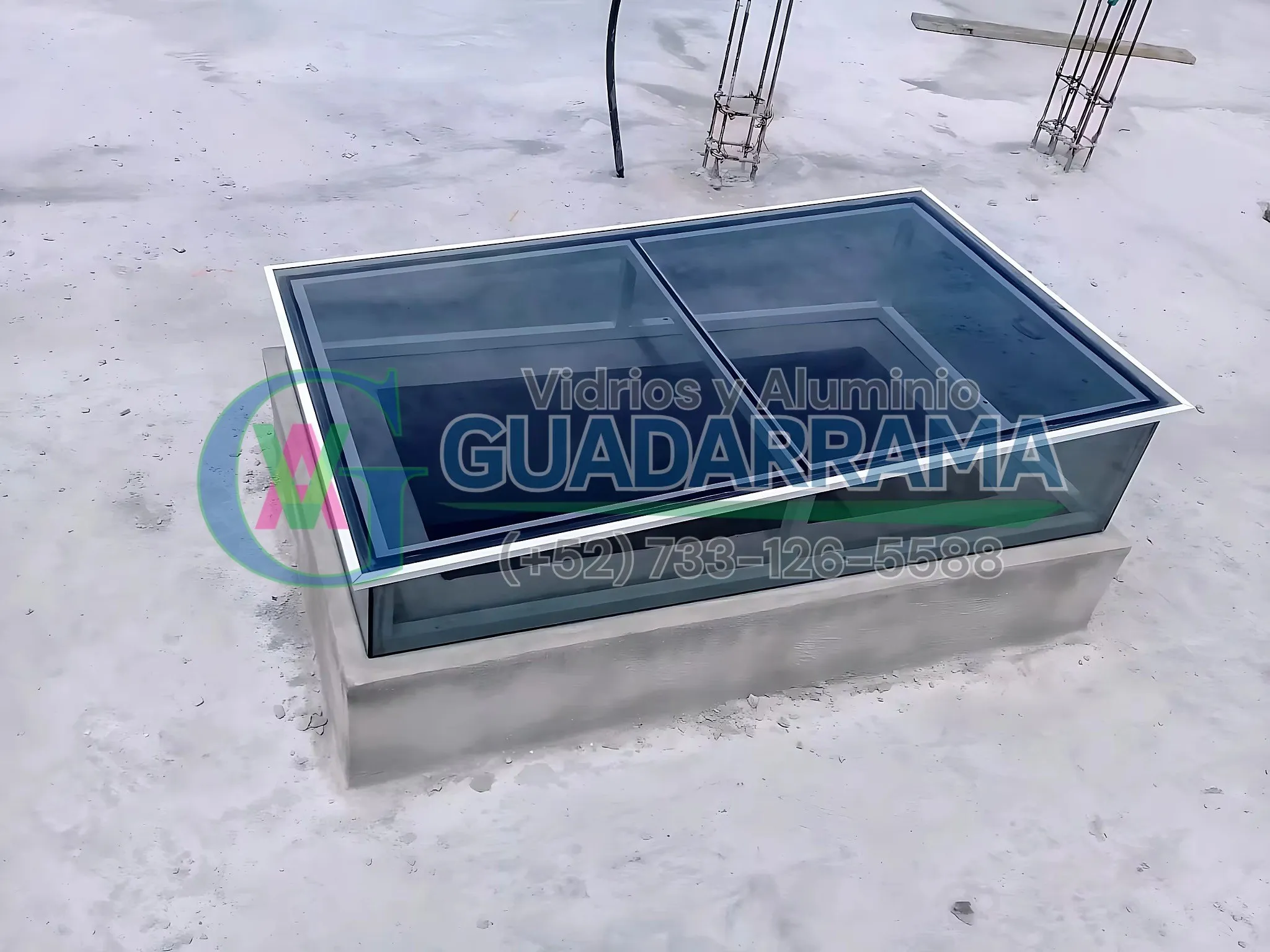 Domos fijos de aluminio blanco con vidrio filtrasol y película de seguridad, ideales para iluminar espacios exteriores sin perder privacidad ni protección.